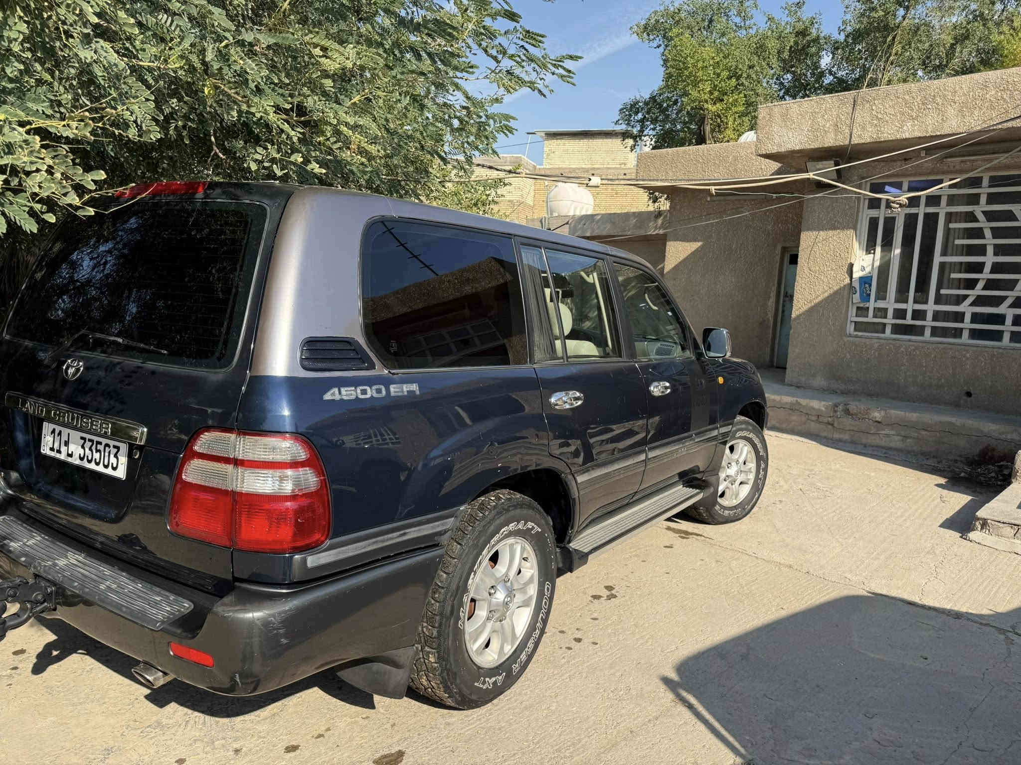 السلام عليكم لاندكروز 2003 وراد سعودي 
ماشيه 71 الف متروكه 
رقم بغداد باسمي 
صدر جديد مبدل قبل 3 اشهر 
تايرات نص عمر نقشه خشنه 
GXR  
السياره بيه التكم مال جامه الاماميه
مضروبه واكع عليه قمريه فقط التكم الاماميه 
والجاملغ العكس السايق مصبوغ جان بيه شوته العاليه 
يعني مو حادث 
السياره رايده ب149 وبيه مجال بسيط 
فقط بيع ماكو مراوس 
رقم التلفون ***********
مكان السياره بغداد زيونه
