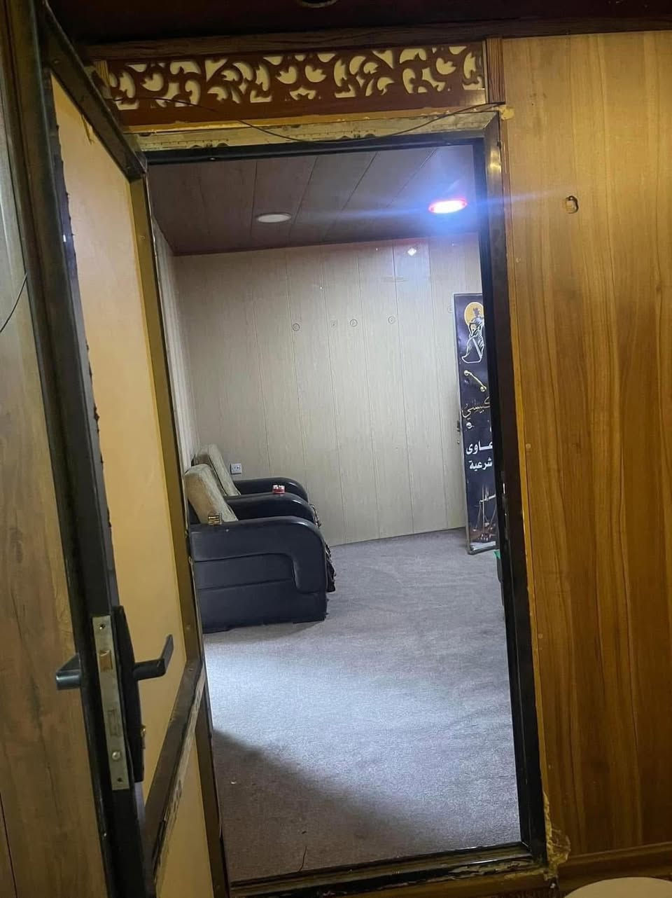 شقة  للايجار للايجار                                                                                                                                                   في لاعظمية    طلاب عمال موضفين                                                                  بيهة نص فرش طابق اول            الشارع العام قرب باحة ابن فرهود.  او الجامعة العراقية والاسلامية 2 نوم وصالة  للستفسار ***********
