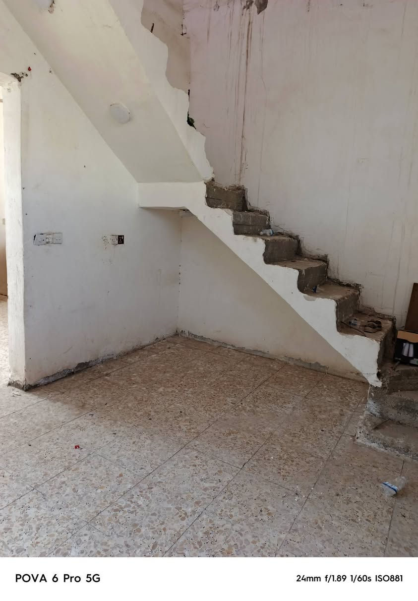 50 متر طابق واحد بناء بلوك بشارع ابو دراج خدمات كامله للبيع ***********
