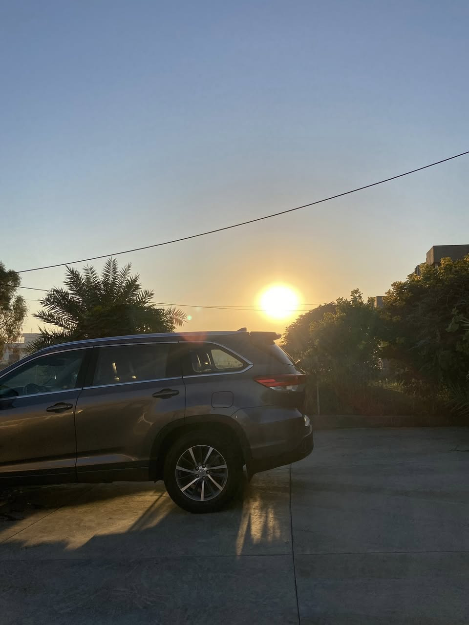 🔥 للبيع: تويوتا هاي لاندر XLE فول مواصفات - وارد أمريكي مميز 🔥
الموديل والمواصفات:
• المركبة: تويوتا هاي لاندر (Toyota Highlander)
• الفئة: XLE - فل كامل.
• المنشأ: وارد أمريكي.
• المحرك: 6 سلندر (6V) اقتصادي وقوي.
• المسافة المقطوعة: 45,000 كيلومتر فقط (قليلة جداً).
• اللون: نفطي مميز (Deep Teal / Midnight Blue).
المميزات والتقنيات (فخامة XLE):
• نظام التشغيل: بصمة ذكية مع ترحيب ذكي.
• المقاعد: كشنات جلد (عادةً) مع تحكم كهربائي كامل في المقاعد الأمامية.
• راحة السائق: تدفئة للمقاعد الأمامية.
• القيادة الذكية:
• نقطة عمياء (Blind Spot Monitoring).
• نظام مانع التصادم.
• نظام قيادة ذاتية (مساعد البقاء في المسار).
• مثبت سرعة ذكي (Adaptive Cruise Control).
• المظهر الخارجي: ويل كروم قياس 18 إنش، فتحة سقف.
• المقصورة: تحكم كامل من المقود (سترين)، شاشة وسطية كبيرة الحجم، شاشة لعرض الأعطال والمعلومات.
• إطارات: الإطار الاحتياطي (سبير) لم ينزل مطلقاً.
• الترخيص: رقم كركوك.
ملاحظة الضرر:
• السيارة بصبغ بسيط فقط في الجاملغ الأمامي الأيمن. الضرر خفيف ومصلح بجودة عالية.
لل ستفسار ***********
السعر270وبيه مجال
