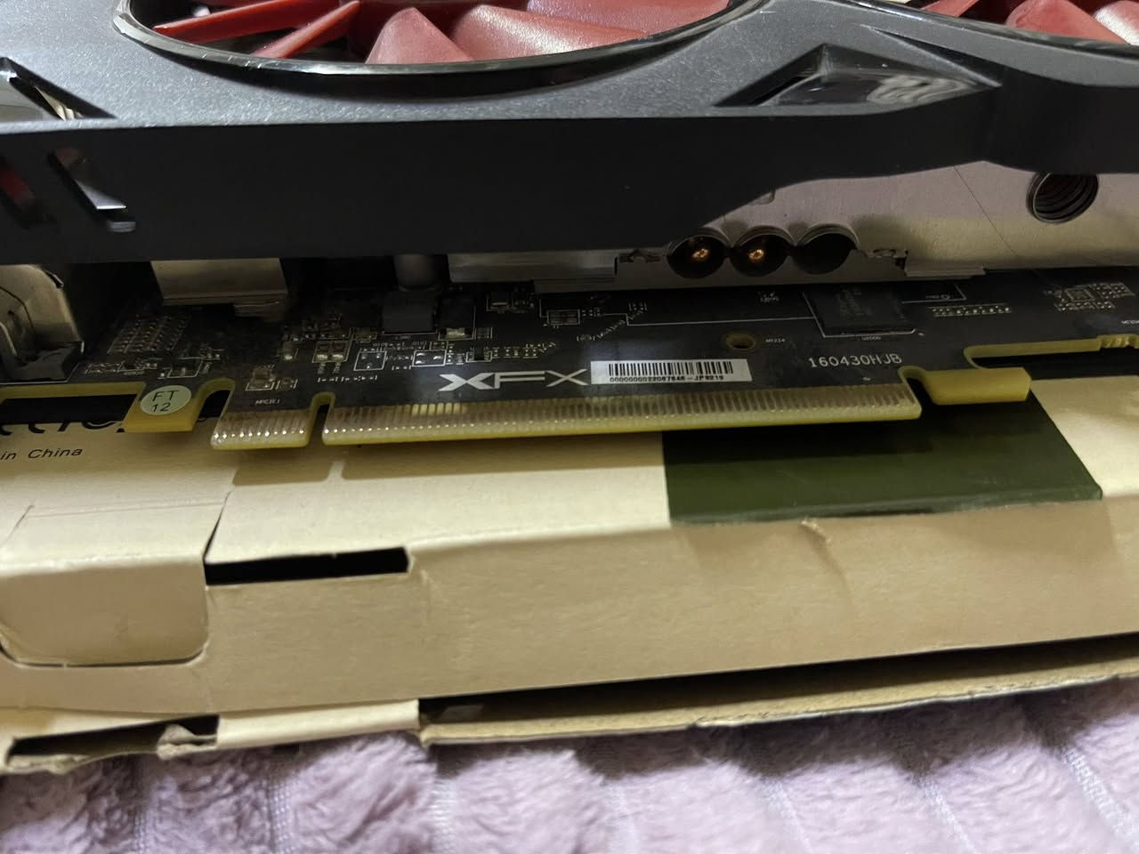 السلام عليكم بطاقة رسومات XFX AMD Radeon RX 570.
تتميز بطاقات الرسومات هذه بما يلي:
المُصنّع: XFX
المُعالج: AMD Radeon RX 570 استنادًا إلى بنية Polaris
الذاكرة: متوفرة بنسخ 4 جيجابايت أمن نوع GDDR5
نظام التبريد: تتميز بمروحتين باللون الأحمر وتصميم مزدوج الفتحات (Dual Slot)
المخارج: تشتمل عادةً على منافذ DisplayPort و HDMI و DVI-D 
للبيع 50الف


**إذا كنت صاحب هذا الإعلان وتريد حذفه لأي سبب، رجاءا أرسل رسالة إلى الدعم الفني**