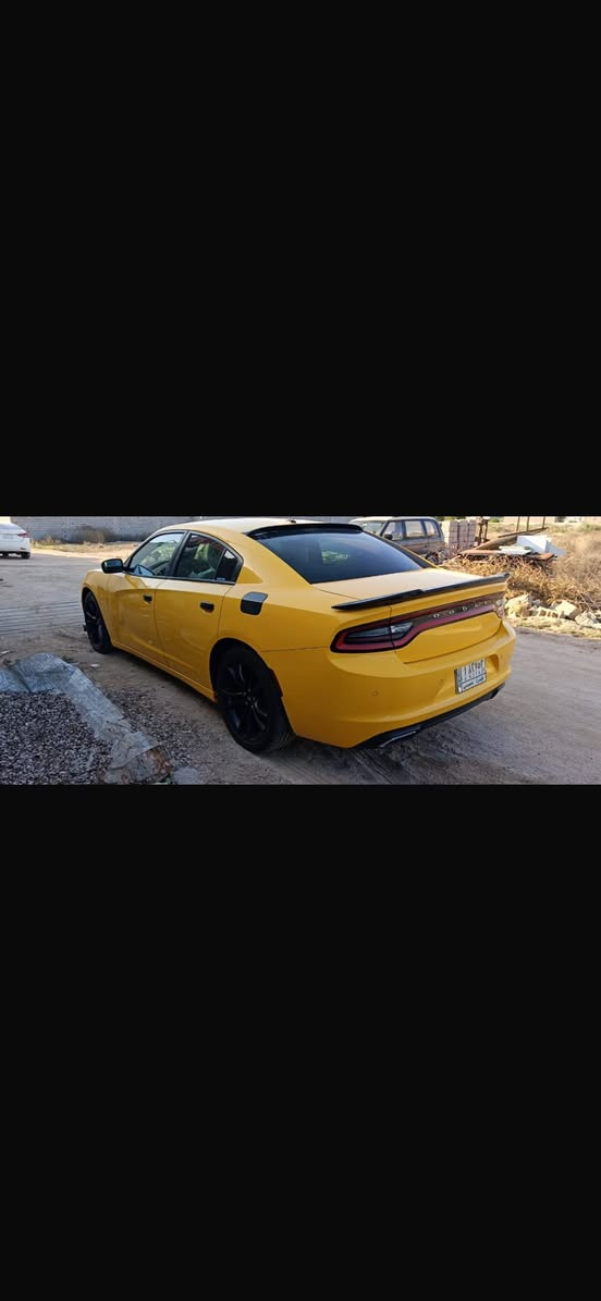 ***********للبيع جارجر sxt   2017 اصل  مسجلة 2021 وارد امريكي حادثهه خفيف من امريكا موضح بالصور 
بدون ارباك بدون شاصي بدون لغد    طخة  فقط في باب السايق .  السياره مواصفات sxt معروفة بعد 
ال
• اللون اصفر ليموني بلادي 
• أنوار أمامية HID أو LED مع عدسات.

 • حساسات خلفية.
 • جناح خلفي رياضي.
 • جنوط ألمنيوم مقاس 20 إنش .
 • مرايا كهربائية .

المواصفات الداخلية:
 • مقاعد مخمل 
 • مقاعد أمامية كهربائية 
 • نظام صوتي Alpine مع 9-12 سماعة.
 • عدادات ديجيتال مع شاشة معلومات 7 إنش.
 • دخول وتشغيل ذكي (زر ستارت)

وسائد هوائية
 • نظام ABS + ESP + TCS.
 • مثبت سرعة عادي (بدون رادار).
 • تنبيه ضغط الإطارات TPMS

 • ناقل حركة أوتوماتيك 8 نمر مع وضعيات قياده
 رقم بصرة باسمي (خصوصي ) 
تحويل ثاني يوم 
السعر 173  بيه مجال بسيط 
للستفسار ***********
