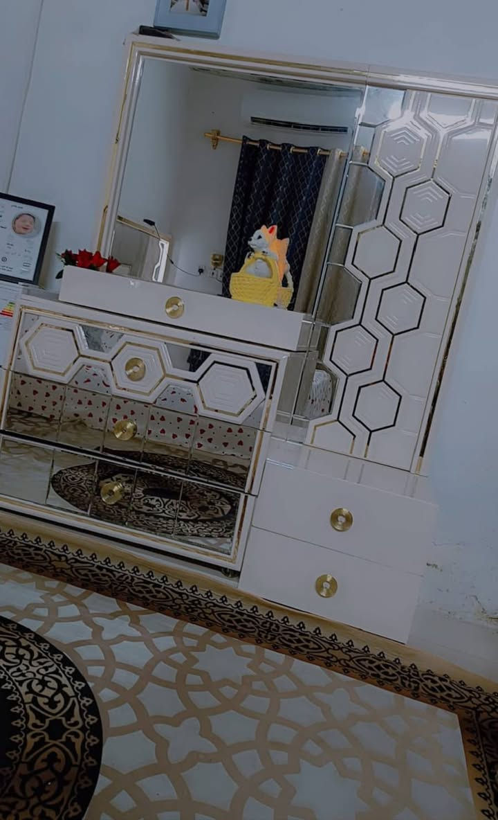سلام عليكم غرفه نوم تركيه البيع الغرفه 12 قطعه ونضفتها 95/100 العنوان بغداد الكاظمية رقم ***********
