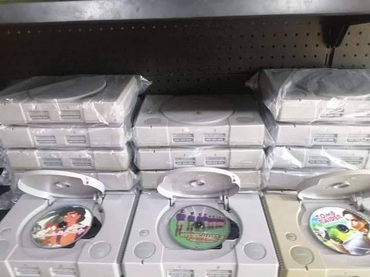 وصول وجبه بلي1 باله اصلي سحب عدسه شرط طلقه كامل كل ملحقاته مع5 أقراص هديه الجهاز يشغل أقراص كوبي وصلي سعر الجهاز 40  الف نضافة الاجهزه 90 متوفر كميه خير من الله للحجز والاستفسار واتساب ***********
