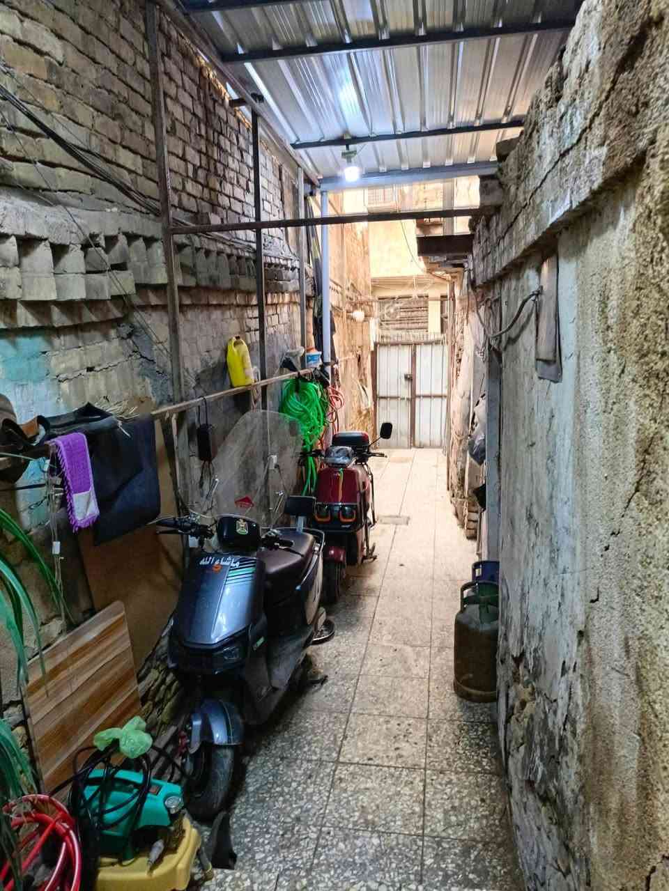 السلام عليكم
بيت للبيع ملك صرف بمساحة 82 متر 
يصلح سكن وتجاري 

❗يحتوي على ؛ 
. 4 غرف نوم 
. 2 بلكونات 
. 4 حمامات 
. مطبخ
. استقبال كبير 
. بيتونة 
. سطح عدد 2 
. ممر خاص بالمنزل 

❗عنوان المنزل 
الفضل قرب ساحة زبيدة

❗رقم التواصل 
***********
***********
