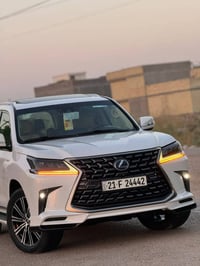 V8 ٥.٧ لتر • ٨ مقاعد • مكفولة