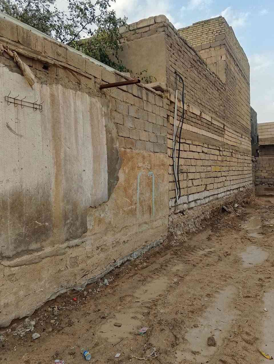 بيت للبيع طابو ملك  صرف مساحة البيت 200 متر مربع المكان الحي العسكري قريب على مدرسه خاتم النبيئين
موقع  كلش حلو على شارع تبليط موجود كافه الخدمات
البيت طابقين السعر 125 وبي مجال للتواصل ‏‪***********‬‏
