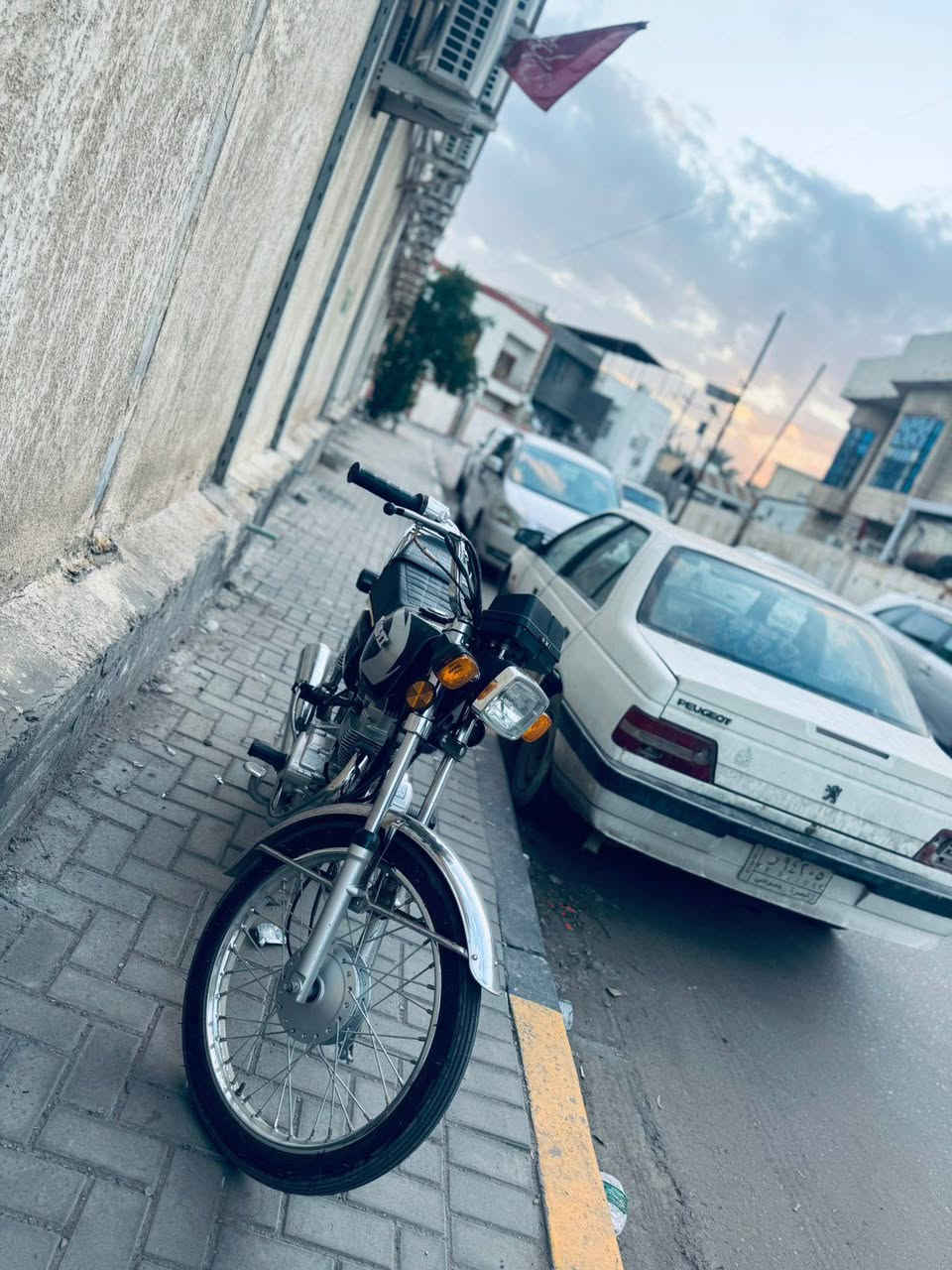 سلام عليكم
ناما شلامجا اصلي تعمير مديل 26 شاصي اسكنر؟ 
صارلها شهر من تعمرت اول مرة بدلتلة دهن؟ 
عنوان كرما علي؟ 
 سعر خاص؟ 
رقم صاحبها ***********
