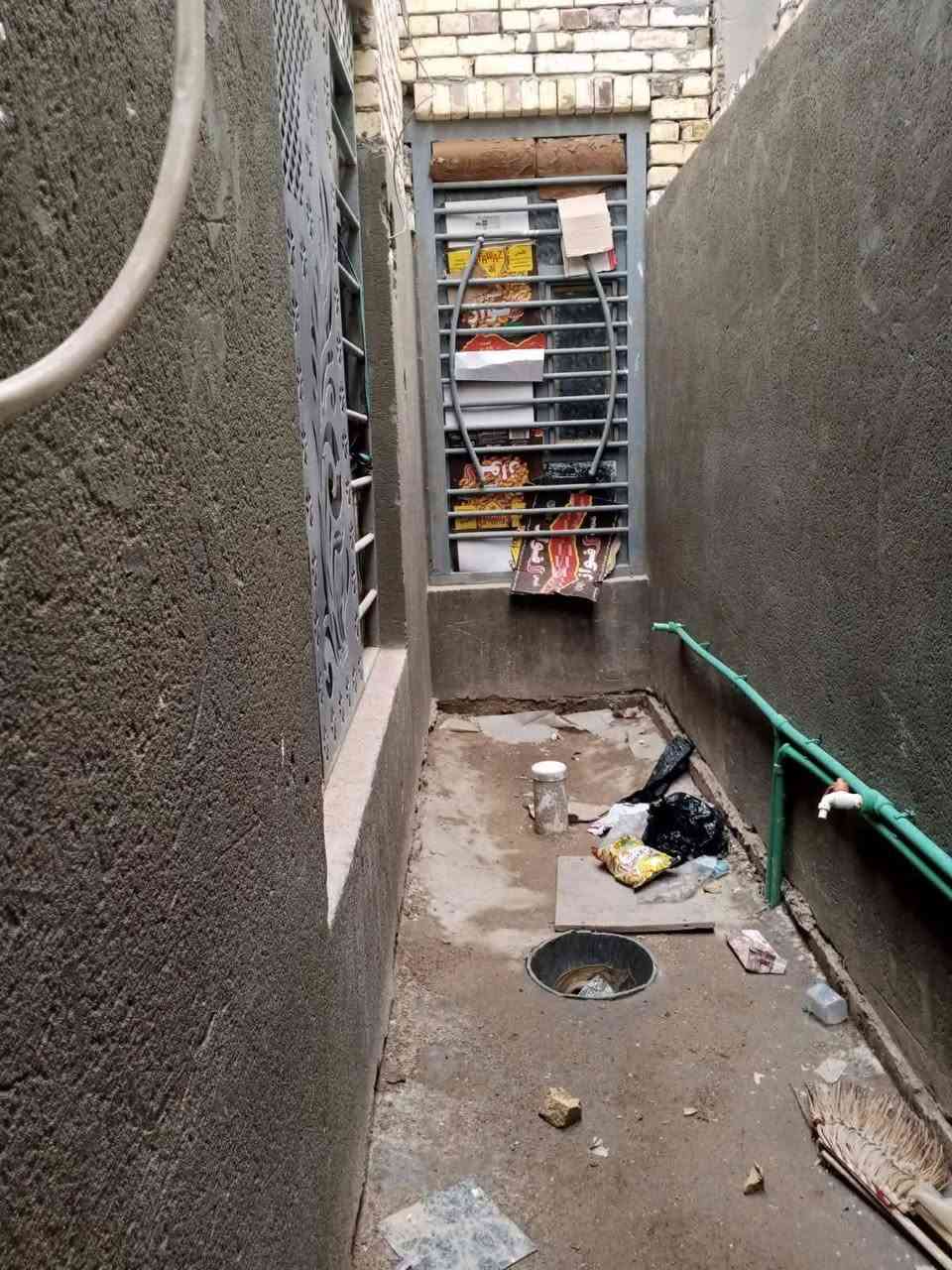 بيت للبيع في مجمع الهرموش نزلت جامع ام البنين مساحته 200م بي صاله غرفتين منورين استقبال ومطبخ بس اساس سعره 35 بي مجال رقم ***********
