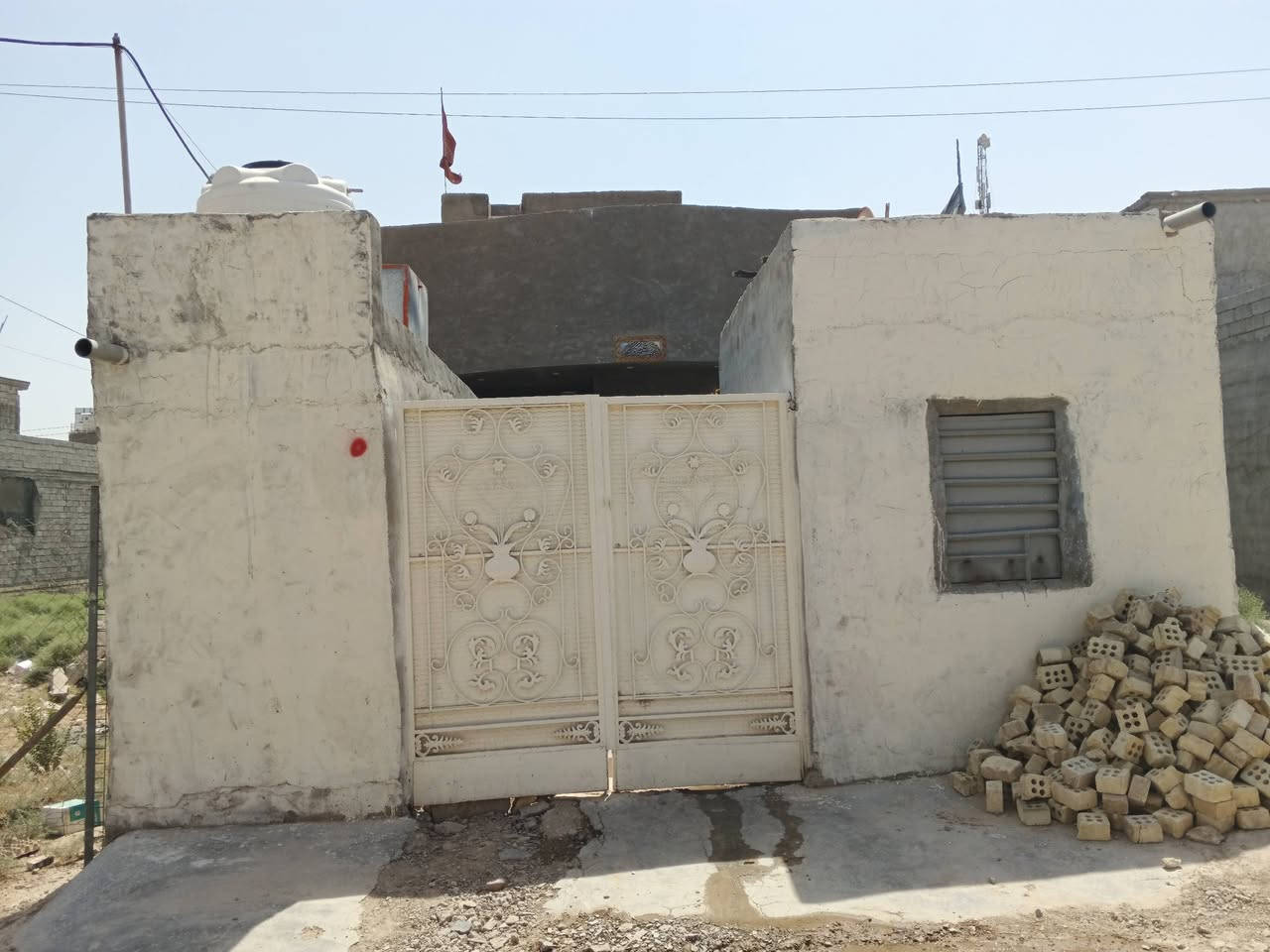 دار للبيع المساحة 150 متر يوجد فيه استقبال ومطبخ وصالة ودرج وحمام داخلي وصحيات خارجية وترك وغرفتان الاولى فوق السطح والاخرى تحت وبيتونه وستارة ويوجد فيه ماء وكهرباء العنوان بغداد السياحي خلف معمل الادوية للاستفسار الاتصال على هذا الرقم *********** يوجد فيه واتساب
