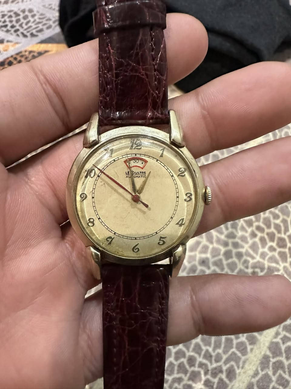 السلام عليكم ساعة جكر ليكووتير١٩٤٠ الى ١٩٥٠
قطر الساعة٣٤.٥ 
تغليف ذهب ٨٠ مايكرو يعني هذب سميك جدا
 ماكنة جاكوج ماكنة مختلفة جدا
توجد اثار بل مينا بسبب القدم 
تحتوي على مقياس شحن بور رسيف
وقت مضبوط بثانية 
تواصل على ***********
