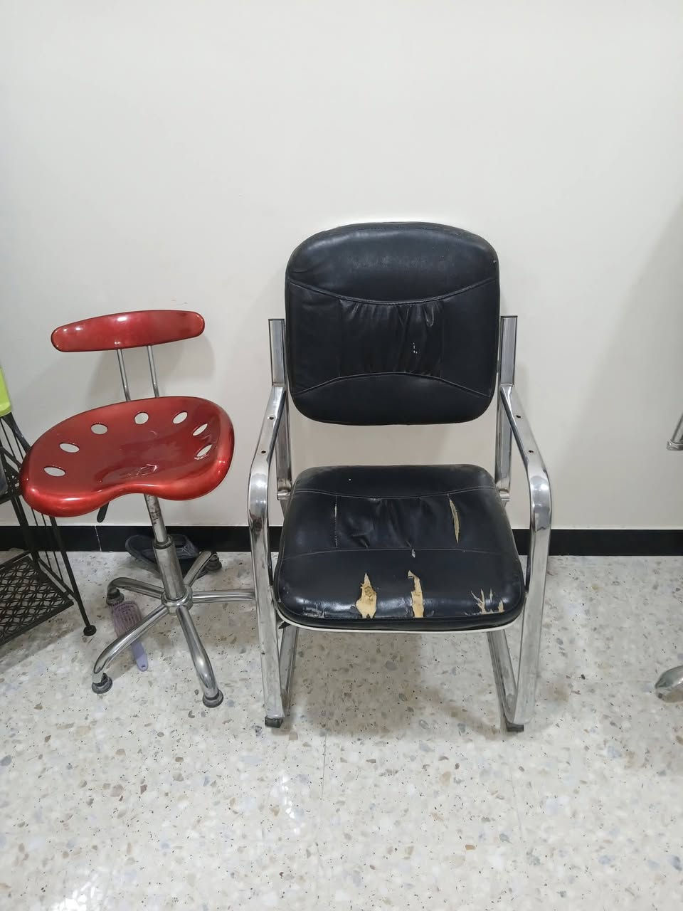 كرسي الحمر جبير 50

كراسي ا سود واحد 35

 كل ضرر مابيهه بحاله جيده جك صعود ونزول شغال

العنوان العبيدي ***********
