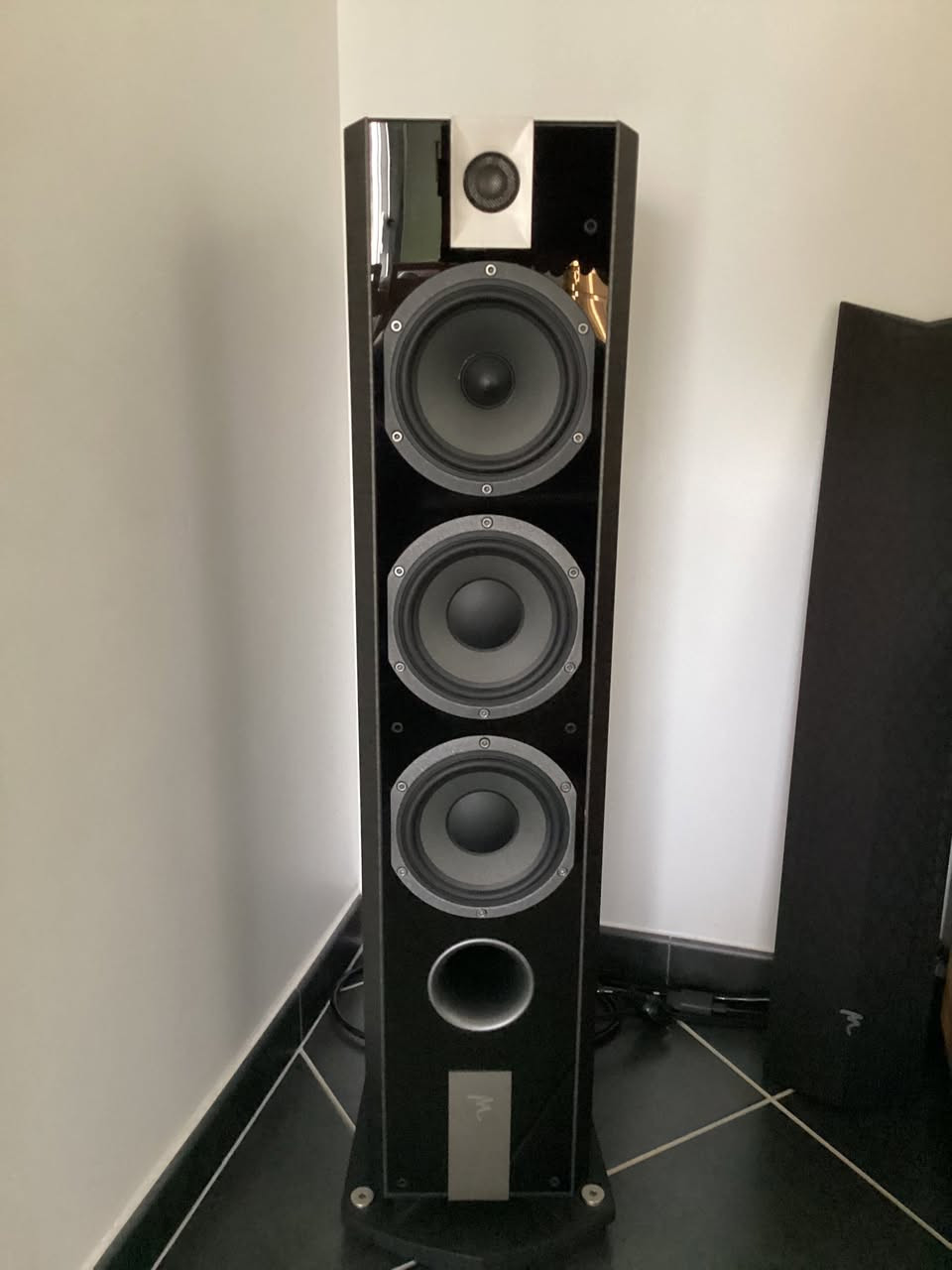FOCAL 826 HI END SPEAKERS
سماعات راقية جدا
الى محترفين الصوتيات
براند عالمي 
جودة التصينع في اعلى مستوا
Made in france
مستخدم جدا قليل 
***********
