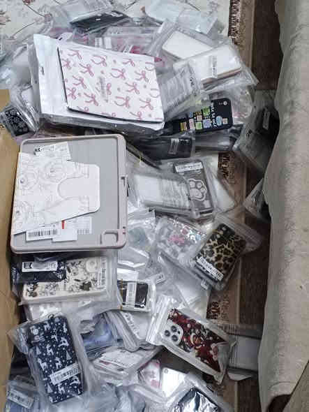 كفرات عدد 275 كفر و37 لاصق شاشة الكفرات اكثرهن ايفون وباقي منوع موجود فيديو الهن بالخاص
سعرهن 100 الف يعني تطلع القطعة اقل من 500 دينار 
مكان كربلاء يم مستشفى الكفيل يوجد توصيل محافضات 
***********
