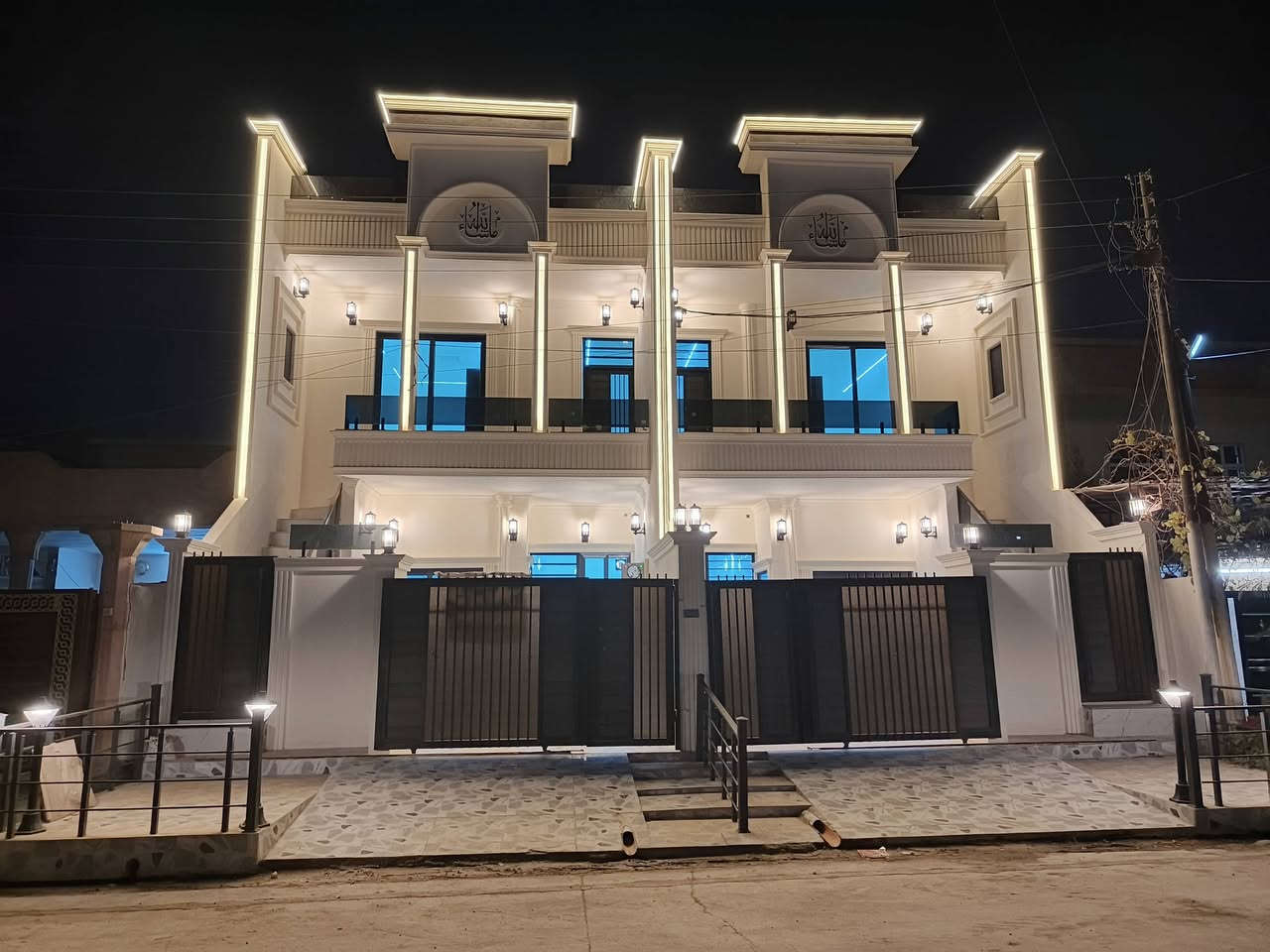 دارين للبيع👈 المساحة كل دار 150 متر
كل دار طابقين منعزل 👈الطابق الاول نفس مواصفات الطابق الثاني 
العنوان : القادسية الأولى قرب معهد ستار 
طابو صرف بأسم شخص واحد ، كل دار يصلح لعائلتين 
سعى كل دار ١٨٠ مليون مع مجال، 
علما المعاملة مع صاحب الدار مباشرتا.. 
للأستفسار : مراجعة مكتب المباني للعقارات والمقاولات العامة 
او الإتصال على الأرقام التالية : 
***********0 محمد ابو جنيد 
*********** 
*********** أحمد 
عنوان مكتبنا : حي العسكري مقابل جامع المعراج 
نتشرف بزيارتكم للمكتبنا واستقبل كافة عرضاتكم تجاري وسكني في كافة أنحاء محافظة كركوك
