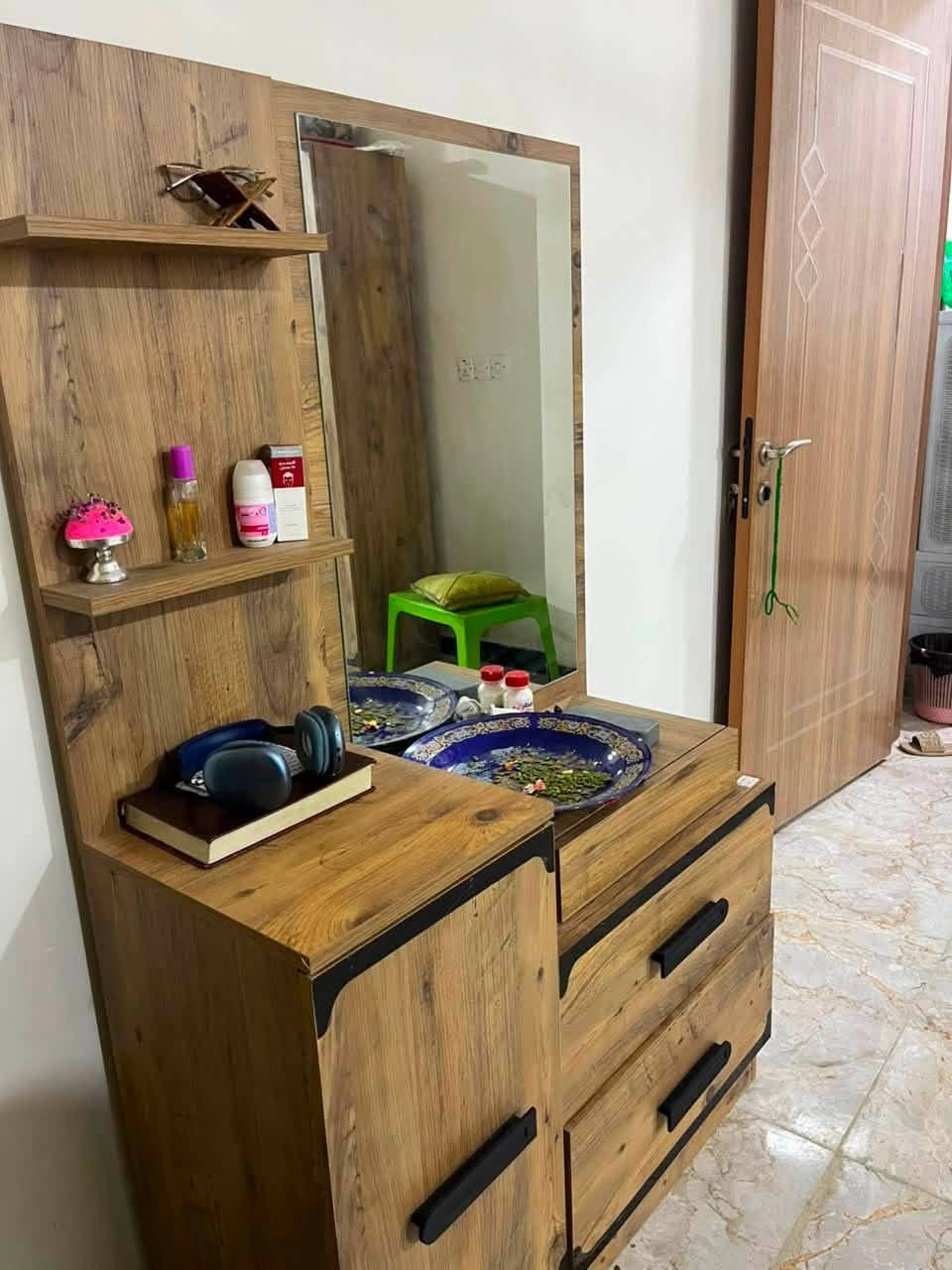 سلام عليكم  غرفه نوم 5 قطع سعر معه نقل ونصب 650الف شراي خلي يخابرني ***********
