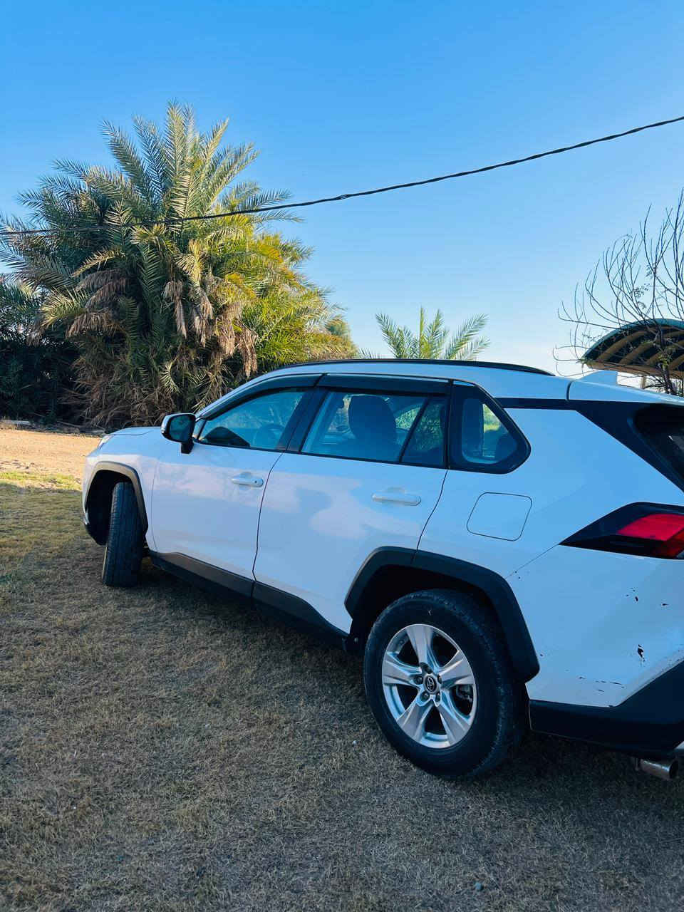 سلام عليكم راف فور٢٠١٩xleوارد امريكي  حادث امريكا فقط تاير معووج و رصعه بل بنيد كما موضح بل صور وبل عراق فقط ربع شبر بارد بل باب الامامي الايمن كما موضح بصور  مكان السياره /بغداد ابي غريب 
هاتف ***********
