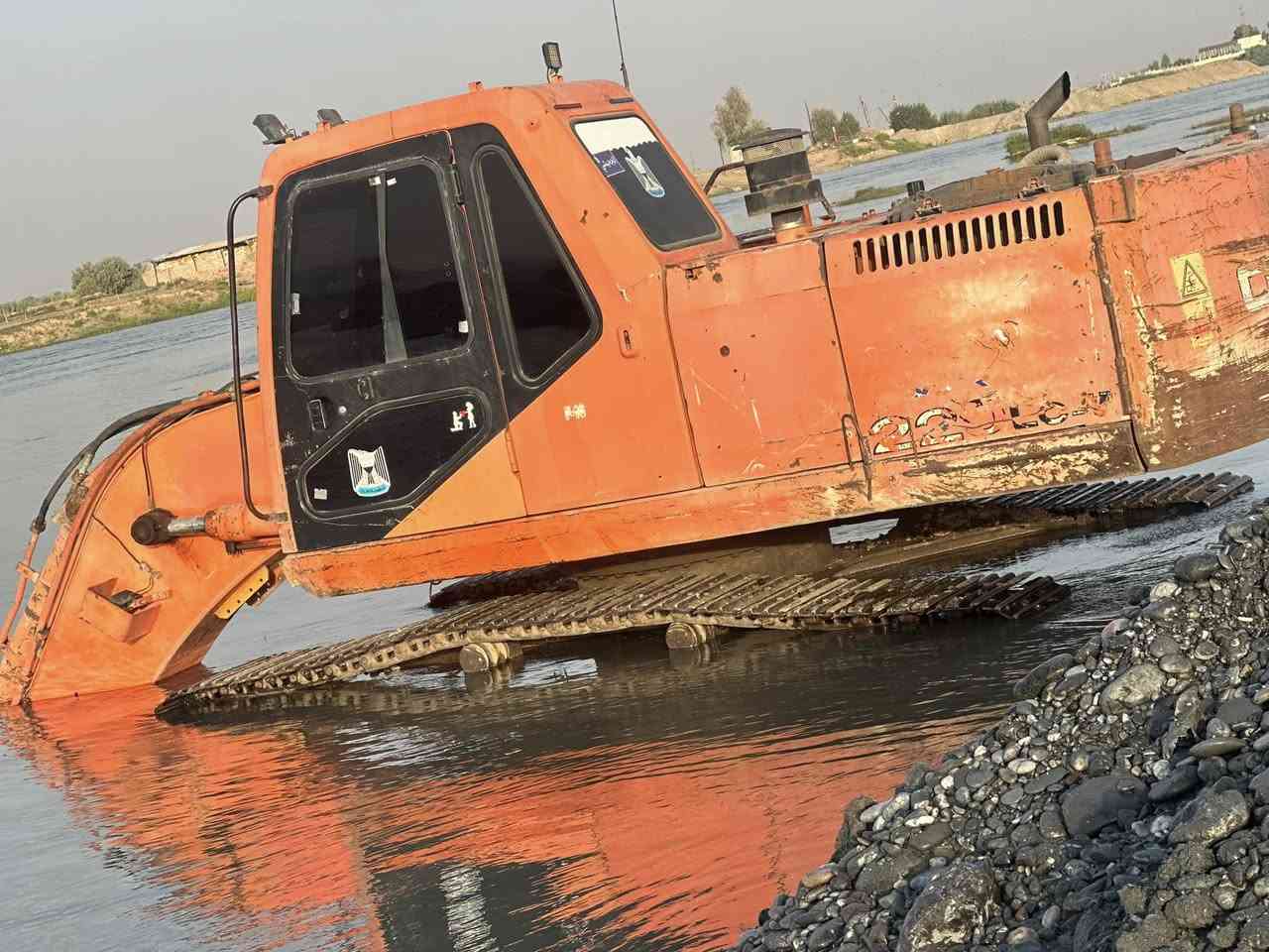 للبيع حفارا دايو 220 صخري منفيس مكان الموصل السعر 160 ***********
