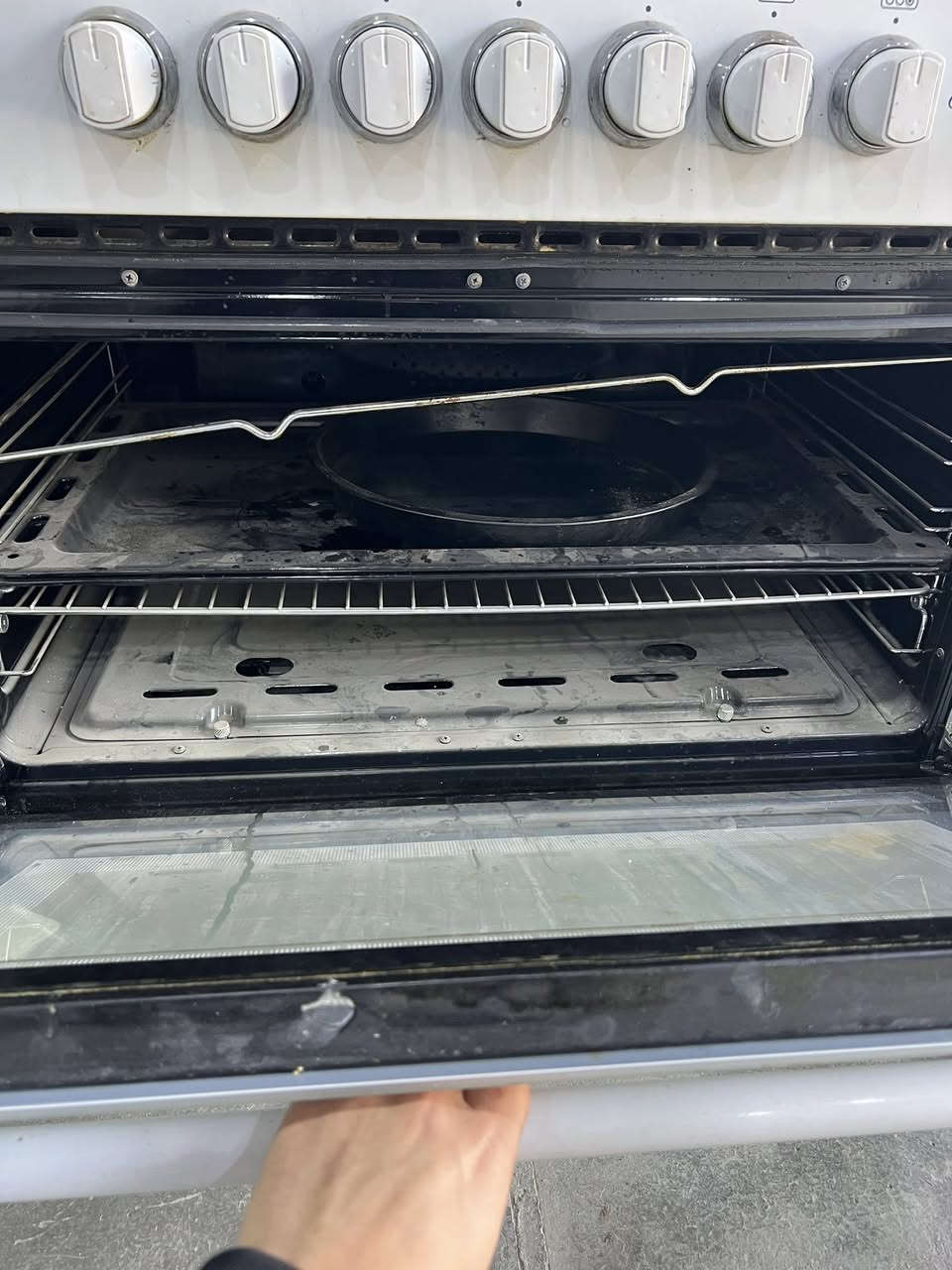 الثلاجة جديدة ستعمالها اقل من سبوع حته الليبلات بعدهن السعر 250 وبيهه مجال الطباخ نضيف كلش حته فرنه ممشتغل السعر 200 وبي مجال العنوان السيديه الهاتف ***********.
