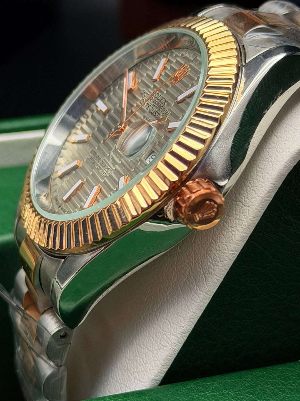 ساعه روليكس روز كولد
بلون مميز جدا 
منفذ تاريخ 
المكينه يابنيه كوارتز 
ضد الماء 
طلاء ثابت والزجاج زفير واضح التفاصيل 
سعرها 35 
ادمن وافق اخيك


**إذا كنت صاحب هذا الإعلان وتريد حذفه لأي سبب، رجاءا أرسل رسالة إلى الدعم الفني**