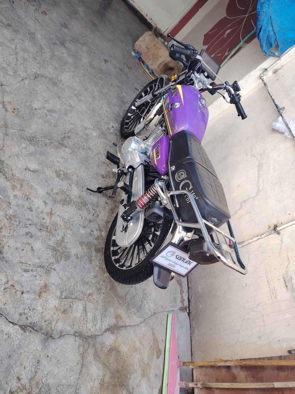 سلام عليكم دراجة لبيع موديل 25 سونك اصلي كل نقص مابيه لون ميز سعر ٦٨٠ وبيه مجال *********** خمس كير تشغيل بصمه عن بعد
