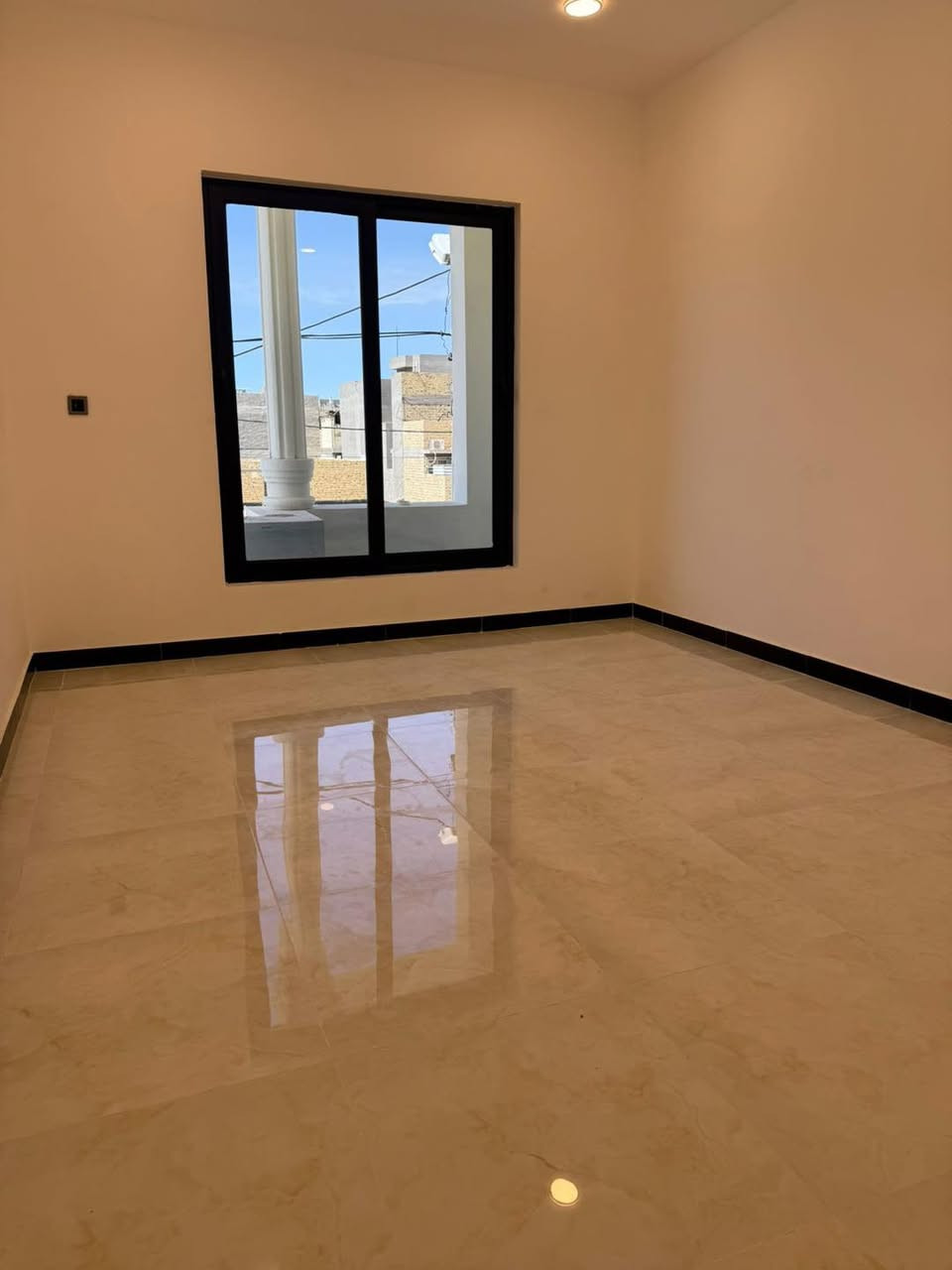 دار للبيع | ام الخيل الثالثة
نقطة دالة  | ركن على شارع 20
**********************************
المساحه / 164 متر مربع 
____________________________
تفاصـــــيل الدار : 
طابقين - غرفه نوم 5  / صاله2/ استقبال/ مطبخ / مجاميع صحيه عدد 4 /  

مجهز بطاقة شمسية  ⚡️ 
_____________________________
للأستفســار/ مراجعـــــة مكتـــب الريادة للوساطة العقارية  الكائــن الجزائر مجاور مستشفى الحياة للعيون
او الاتصال على الأرقام التالية :
***********
***********
