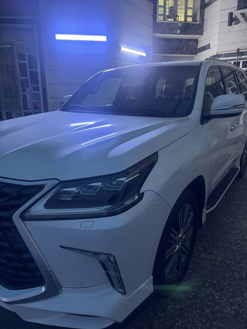 السلام عليكم لكزز للبيع 
٢٠١٧ رقم بغداد 
بأسمي 
ماشيه ١٧٥
التواصل على الرقم ادنى 
***********
أو 
***********
