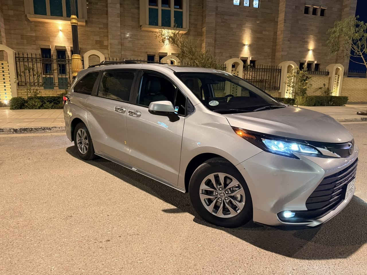 سلام عليكم
تيوتا سينا موديل 2025

موصفات xel

 محرك 4 سلندر 2.5 هايبرد 

دفع رباعي 

ماشيه 24 الف 

حساسات

كامره 

كشنات جلد تدفئه  

رادارات 

مثبت سرعه 

تحديد مسار 

شاشه جبيره + كار بلاي 

بردات بلادي 

ابواب كهرباء

سايد بريك كهربائي 

شاحن لاسلكي 

الضررر : جنطه + جاملغ خلفي راجع بارد 

رقم بغداد 

# السعر 31000$ بيها مجال قليل 

الاستفسار ***********
