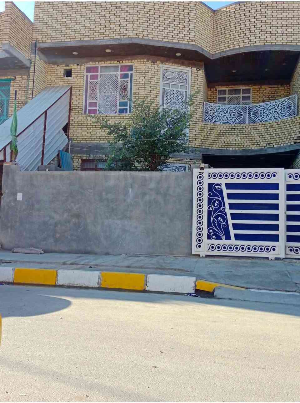 بيت للبيع بحي الرافدين طابقين صب بنيان جديد غرفتين وصاله 8امتار ودوانيه 8امتار ومطبخ وحمام داخلي وصحيات خرجيه مناور 2طابق ثاني غرفتين وصاله 8امتار وصحيات وبي شقه خارجيه درجهه عل شارع غرفه وصاله وصحيات وبلكونه ومطبخ مساحه 200متر شارع 18متر تبليط ورصفه 4مدارس قريبات عل 
‏‪0780 554 9056‬‏
***********
