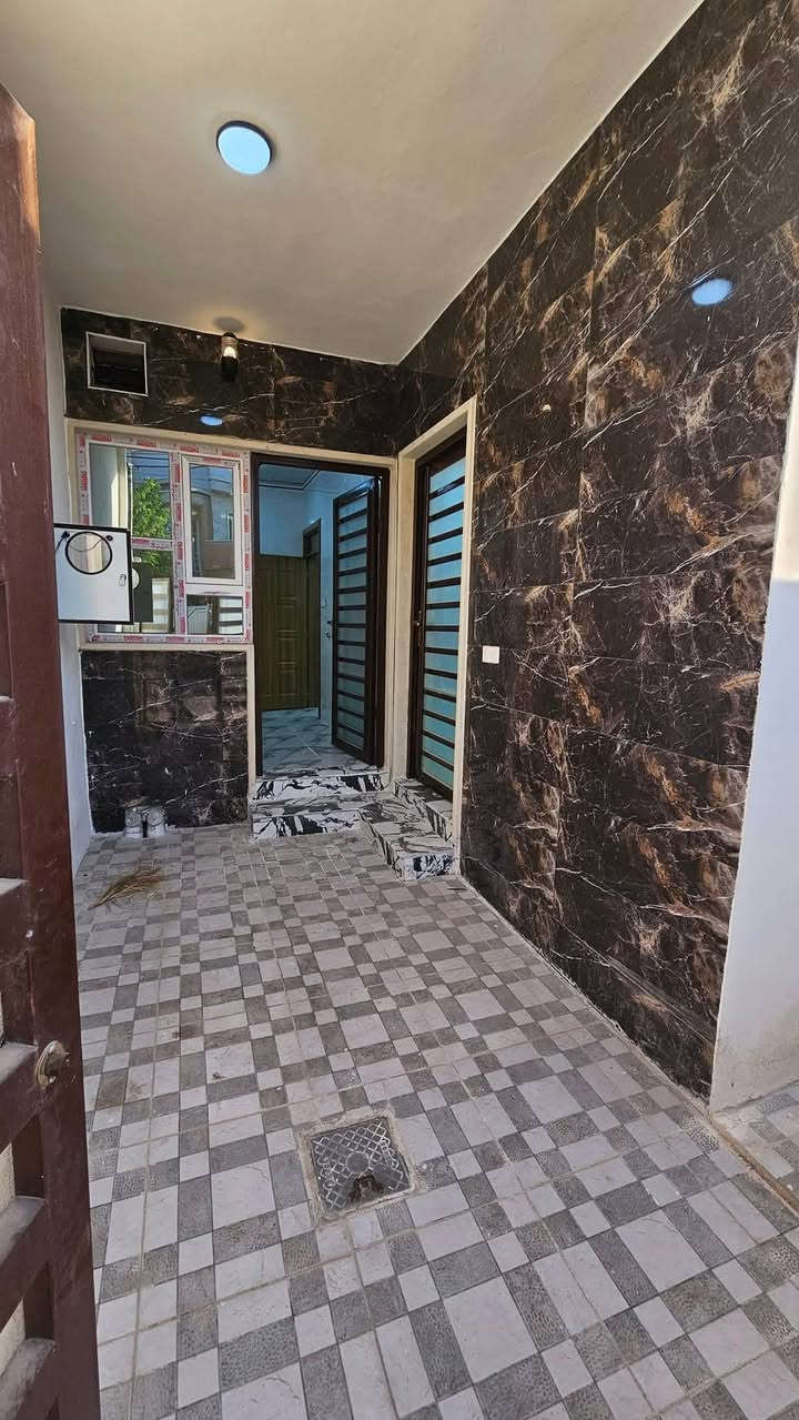 السلام عليكم ورحمة الله وبركاته #مكتب_الغوالي
بيت للبيع في حي البكر قرب ثانوية المعالي 

🔹 المساحة : 92م ، الواجهة : 6.15م ، 

🔹 سند طابو ملك صرف شرط تحويل وقرار تمليك

🔹 يتكون من طابقين بناء حديث 3 غرف نوم

ط1 : كراج ، استقبال ، هول ، مطبخ ، غرفة ، صحيات
ط2 : غرفتين نوم ، صحيات ، سطح ناصي وعالي

مزود بالكامل بكافة الانظمة الحديثة -
دكتات - سبالت - غسالات - انترنيت - دشات

للأستفسار آكثر مراجعة #مكتب_الغوالي الكائن في حي السماح الاركان قرب مدرسة السماح الابتدائية وقرب مول القمة على شارع 20

او الاتصال على الارقام التالية

***********

***********
