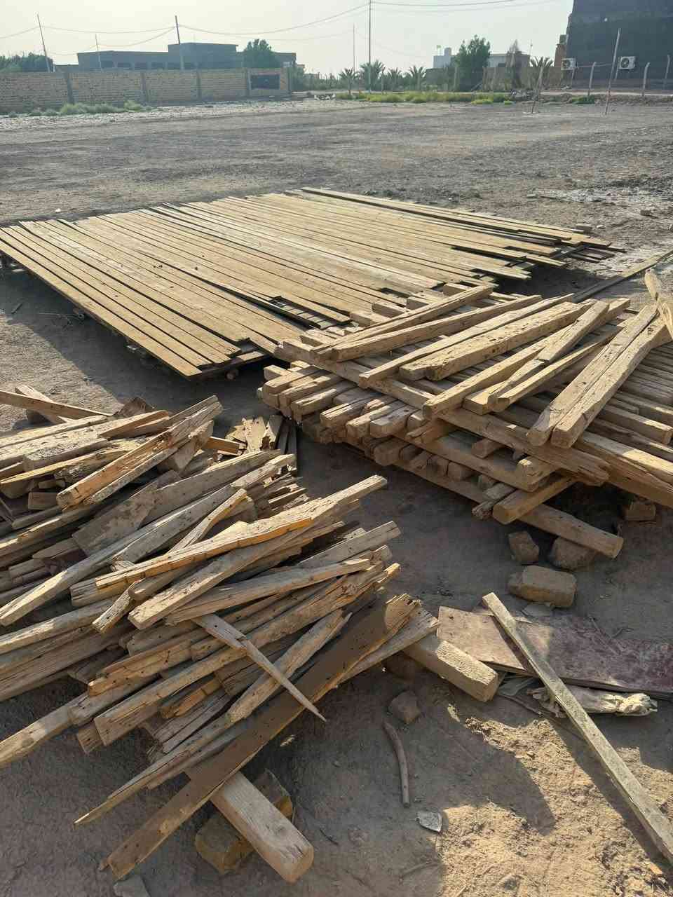 خشب للبيع 35 مكعب مع جكات 125 وفخات 200 قالب كامل گبل تشتغل يدك بيتين مساحه 250 الشراي يرأسني خاص او يتصل *********** مكاني سماوه
