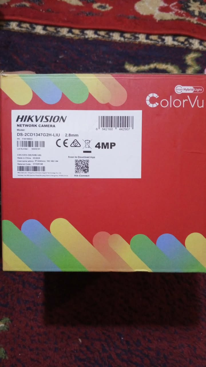 الكاميرا اللي بالصورة هي من أرقى وأحدث فئات هيكفيجن (Hikvision)، وتحديداً فئة الـ Smart Hybrid Light مع تقنية ColorVu. مميزاتها قوية جداً وتخليها اختيار مثالي للأمان بالعراق، وهي:

1. الإضاءة الهجينة الذكية (Smart Hybrid Light)
هاي أهم ميزة بالصورة؛ الكاميرا بيها 3 أوضاع للإضاءة بالليل:
* الوضع العادي: تشتغل بالأشعة تحت الحمراء (تصوير أبيض وأسود) حتى لا تلفت الانتباه ولا تزعج الجوارين بضوء عالي.
* وضع الألوان: تشتغل الإضاءة البيضاء وتبقى الصورة ملونة 24 ساعة.
* الوضع الذكي (الأهم): تبقى الكاميرا "خاتلة" ومطفية الضوء، بس بمجرد ما يمر شخص أو سيارة، يشتغل الضوء الأبيض فوراً وتتحول الصورة لملونة وتكدر تميز الوجوه بوضوح.

2. تصوير ملون 24 ساعة (ColorVu)
فتحة العدسة مالتها كبيرة جداً (

F
1.0
𝐹
1
.
0
)، يعني تسحب كل قطرة ضوء موجودة بالشارع حتى تنطيك صورة ملونة واضحة جداً حتى لو الإضاءة ضعيفة، عكس الكاميرات العادية اللي تصير صورتها "مغبشة".

3. ذكاء اصطناعي (AcuSense)
الكاميرا "تفتهم" الفرق بين البشر والسيارات وبين حركة الأشجار أو الحيوانات (مثل البزازين). يعني التنبيه اللي يوصلك على الموبايل يكون حقيقي ومو إنذار كاذب.

4. ميكروفون مدمج (Built-in Mic)
الكاميرا بيها لاقطة صوت داخلية، يعني تكدر تسمع الكلام والحركة اللي تصير يم الكاميرا وتسجل الصوت وية الفيديو بجودة عالية.

5. مقاومة للظروف الجوية (IP67)
مصممة حتى تتحمل جونا بالعراق؛ تقاوم الحرارة العالية، العواصف الترابية، والأمطار القوية بدون ما تتأثر العدسة أو الجهاز الداخلي.

6. دقة عالية (HD)
الصورة تكون بدقة عالية (عادةً 2 أو 4 أو 5 ميجابكسل حسب الموديل اللي عندك)، وتدعم تقنية الضغط 

H
.265
+
𝐻
.
2
6
5
+
 اللي تخلي الهارد يشيل تسجيلات لفترة أطول بدون ما يخلص الخزن بسرعة.
نصيحة: إذا تريد تستفاد من كل هاي المميزات، لازم تربطها على جهاز تسجيل (NVR) من نوع "4.0" أو أحدث حتى يدعم الذكاء الاصطناعي مالتها.

قطعه وحده سعر 35 مع التوصيل


**إذا كنت صاحب هذا الإعلان وتريد حذفه لأي سبب، رجاءا أرسل رسالة إلى الدعم الفني**