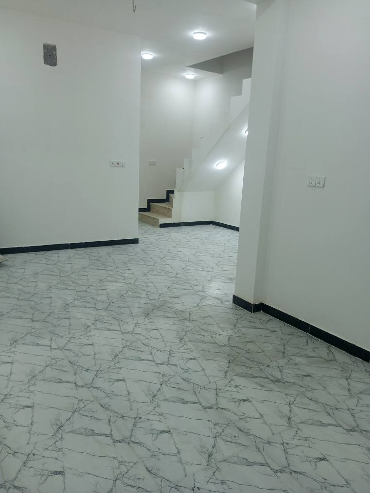 السلام عليكم 
بيت طابو زراعي سند 25 مشمول بل تطويب مرقم ومعامله كامله بل بلديه 
100 متر بناء درجه اولى صب كونكريت أساس وسقف طابوك جمهوري غرفه وصاله واستقبال ومطبخ وتخاريج داخليه وخارجيه بناء جديد قبل شهر وحاليا البيت بي مستأجر 3 نفرات الشهر 250 الف البيت للبيع على ايجاره يعني اليشتري يستلم اجار كبل بناء البيت درجه اولى شرط تجي وشوف المكان شارع المعمل قرب اسواق زيتونه منطقه هادئه ومتوفره بيه جميع الخدمات يبعد عن شارع المعمل الرئيسي 20 متر البيت كامل سطح وتشاريف ماناقص اي شي السعر 50 وبي مجال قليل الشراي يتصل على الرقم ***********
