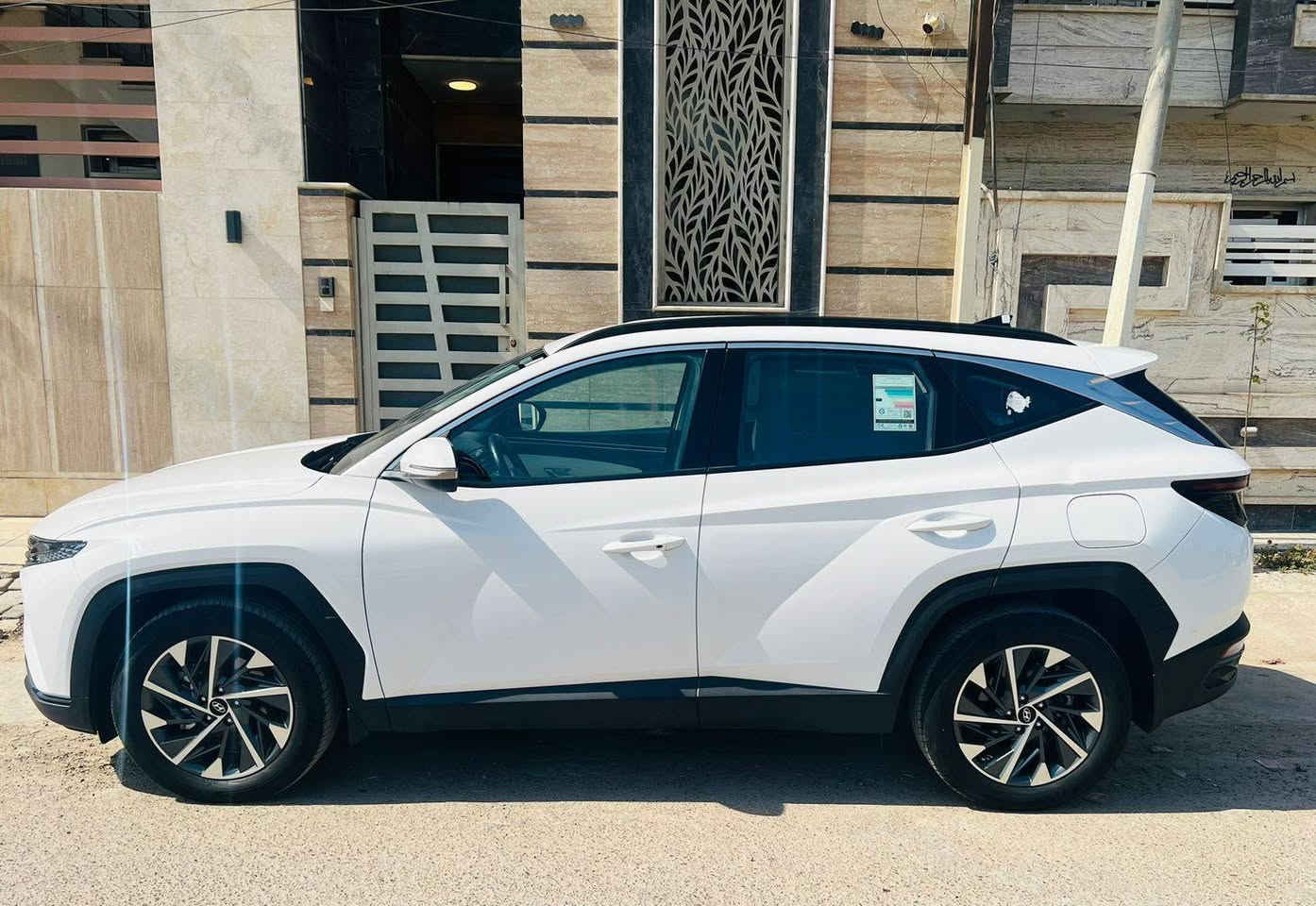 هونداي توكسان خليجي
مكفوله من صبغ او تبديل بيه اصبع بارد باب صدر من جوه متبين 
موديل 24 
داخل ابيض 
شاش تاب 
كراسي كهرباء 
نفكيشن 
تشغيل عن بعد 
ويل كب حجم 19 
ماشي 36 الف 
كامره 
حساس امامي خلفي 
ترحيب بيبان 
ابواب بصمه 
قطعتين تبريد 
سايد بريك كهرباء
محرك 2000 الفين دوش 
رقم بغداد حي جامعه 
تلفون ***********
