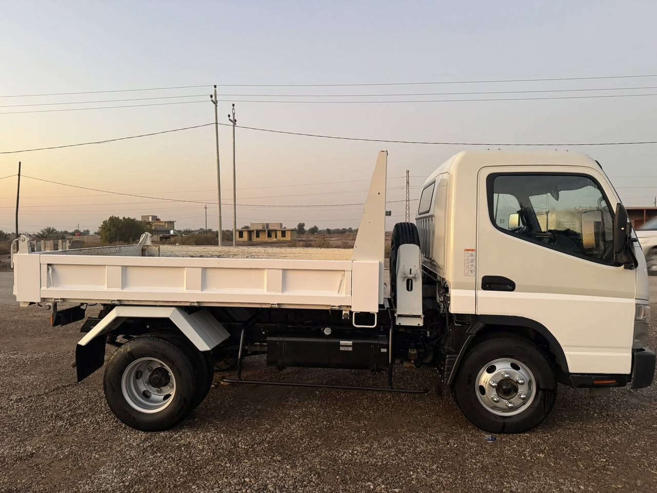 السلام عليكم كنتر قلاب موديل 2025 جديد كفاله ماشي 16 ألف البدي مغلف حديد بليت 3 ملم الداخليه مدوشمه درجه اولا مكانه واسط قضاء الاحرار   السعر 323 للاستفسار الاتصال على ***********
