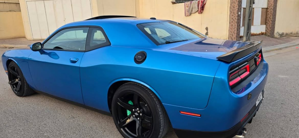 السلام عليكم ورحمه الله
دوج جالنجر 2023
لون بحري القديم
ماشيه ٢٩ الف
حادث طرف البنيد صبغ 
بدون ايرباك بدون ايرباك 
***********
