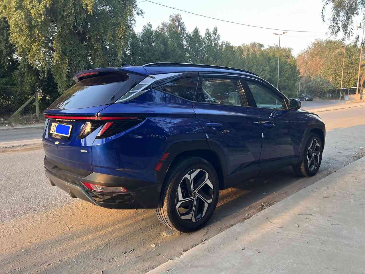 💎 توسان 2024 ليمتد (Limited) – أعلى فئة 1/1 – بحالة الوكالة 💎
​لأهل الذوق والباحثين عن "الراحة والتكنولوجيا"، أعرض لكم هيونداي توسان موديل 2024، أعلى فئة بالوارد الأمريكي (Limited)، سيارة نظيفة جداً وجاهزة من كلشي.
​🚘 المحرك والأداء (GDI):
​المحرك: GDI 2,500 Smart Stream (قوة وعزم وتقليل استهلاك وقود).
​نظام الدفع: HTRAC (دفع رباعي ذكي يسيطر بكل الظروف).
​العداد: ماشية 30,000 كيلو غير قابل للزيادة (بعدها بريحة الشركة).
​🌟 المواصفات والرفاهية (Limited Edition):
​نظام الركن الذكي (Smart Park): تقدم السيارة وترجعها بالريموت بدون سائق (ميزة ممتازة للخروج من الأماكن الضيقة).
​الكاميرات: محيطية 360 درجة (4 كاميرات تعطيك رؤية كاملة لكل زاوية Bird Eye View).
​الأمان والذكاء: قيادة ذاتية ذكية، رادارات كاملة (أمامية، خلفية، وجانبية)، نظام الحفاظ على المسار، وتوقف اضطراري ذاتي.
​الداخلية: جلد أوف وايت (Off-white) ملكي ونظيف جداً، تبريد وتدفئة بالكراسي.
​الخارجية: لون أزرق جميل عليه طبقة "نانو سيراميك" أصلية تنطي لمعة وحماية للصبغ.
​🛠 حالة السيارة والضرر (بكل أمانة):
​الحادث: ضرر أمامي بسيط (بنيد وشباك أمامي فقط).
​الصبغ: صبغ البنيد نفسه "بدون تبديل" حفاظاً على القطع الأصلية.
​الإيرباكات: إيرباك (الدركة والدشبول)الدركة مرجع سيستم  وبدون أي "كود خطأ"، وباقي الإيرباكات سليمة وجاهزة.
​الحالة الفنية: السيارة جاهزة من كل الجوانب
​📄 السعر والتفاصيل الإدارية:
​المكان: بغداد –العدل
​السعر:21000 دولار (شدتين و10 ورقة) – وقابل للتفاوض البسيط للجادين.
​الرقم: رقم بغداد، السيارة باسمي والتحويل مباشر.
​📞 للاتصال والاستفسار:
​***********
