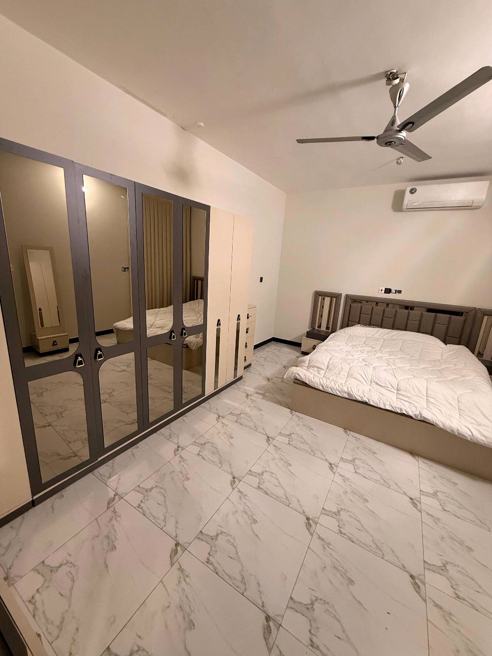 🏡 فرصة مميزة للإيجار في قلب المنصور – حي المتنبي

شقة أنيقة ومؤثثة بالكامل، طابق ثاني، جاهزة للسكن فورًا 🌟
تم اختيار الأثاث من أجود الأنواع ليوفّر لك الراحة والذوق الرفيع.

مواصفات الشقة:
✔️ صالة كبيرة وواسعة
✔️ مطبخ متكامل
✔️ غرفتا نوم مريحتان
✔️ خدمات صحية
✔️ موقع هادئ ومميز

📍 المنصور – حي المتنبي
خيار مثالي للعائلات أو الباحثين عن السكن الراقي.

📞 للاستفسار والتفاصيل أكثر:***********

‎#عقارات #المنصور #شقة_مؤثثة #بغداد
