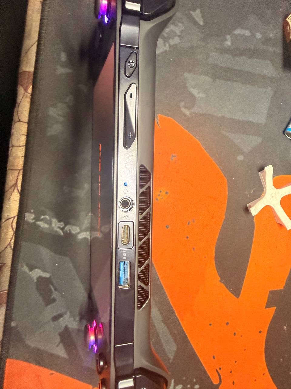 المواصفات التقنية (النسخة الخاصة بك):
• المعالج: AMD Ryzen 7 7840U (8 نوى، 16 مساراً).
• كارت الشاشة: AMD Radeon 780M (أقوى كارت مدمج حالياً).
• الذاكرة العشوائية (RAM): سعة 32GB من نوع LPDDR5x (بسرعة فائقة تصل لـ 7500MHz).
• سعة التخزين (SSD): مساحة 2TB من نوع NVMe PCIe 4.0 (سعة ضخمة تكفي لعشرات الألعاب الكبيرة).
• الشاشة: * حجم 7 بوصة بمعدل تحديث 120Hz.
• دقة 1080p وحواف نحيفة جداً لتعطي تجربة رؤية غامرة.
• أدوات التحكم: عصي تحكم (Joysticks) بتقنية Hall Effect (تمنع حدوث مشكلة "الانجراف" أو Drift).
• الصوت: نظام صوتي من Harman.
• الوزن: خفيف جداً (حوالي 580 جرام) مقارنة بوزن الأجهزة المنافسة.
ملاحظة لمساعدتك في البيع:
بما أن الرام 32 جيجا والتخزين 2 تيرا، فهذه النسخة تعتبر "النسخة الذهبية" لهذا الجهاز، لأنها تمنح المشتري راحة تامة من حيث المساحة وسرعة الأداء في تعدد المهام.
الجهاز الكيوره بيهن انحراف هنه مغناطيسيات بس يرادلهن سوف من الجهاز حاولت بي كل ما اشغله اطفي لازم اعيد العمليه ما اعرف شلون احفض التغيرر


**إذا كنت صاحب هذا الإعلان وتريد حذفه لأي سبب، رجاءا أرسل رسالة إلى الدعم الفني**