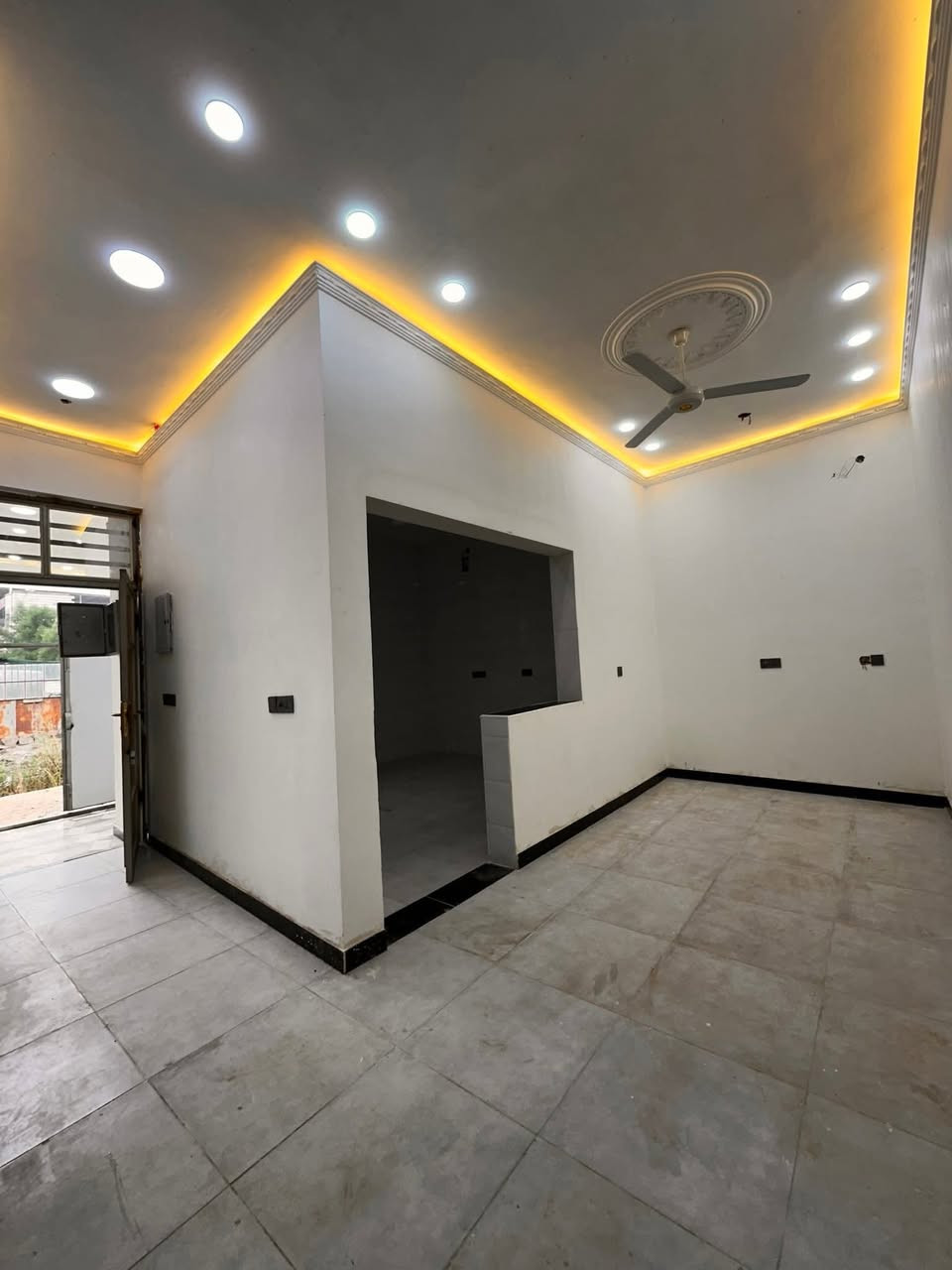 السلام عليكم يتوفر🏠 بيت طابو زراعي عراقي اصولي 
المساحه 130متر 
العنوان طريق العوجه بدايه شارع المقيمين يبعد مسافه 300متر عن طريق العوجه .
بناء حديث البيت فارغ ☆
تتكاتب وتسكن بيه.....
البيت يحتوي على غرفه عدد 2 ومطبخ وصاله ودوانيه وصحيات داخليه وخارجيه 
شغل درجه اولى ..
السعر 68 وبيه مجال قليل 
التواصل ***********
