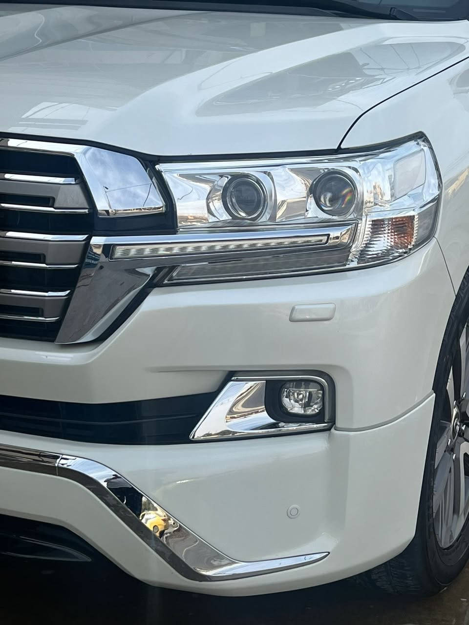 سلام عليكم لاندكروزر للبيع موديل 2017 ثمانية سلندر VXR رقم بغداد بأسمي سيارة جديدة جدًا مكفول كفاله عامه من صبغ وتبديل بيها فقط بارد صغير جداً مواصفات سيارة لكزس فول مواصفات جكات تصعد تنزل 
أربع كامرات 
رادر تحديد مسار مثبت السرعه كشنات كهرباء ستيرن كهرباء انظمه قياده مواصفات لكزس 
داخل غرفته قرميدي  فول مواصفات 
كشن ذاكره صندوك كهرباء سنتر لوك بل باب 
تخم تايرات جديد تبريد بل شاشه ثلاث قطع 
ثلاثة شاشات ماشية 86الف سيارة جديدة 
عنوان بغداد مدينة الصدر الأورفلي السعر عند الاتصال رقم ***********
