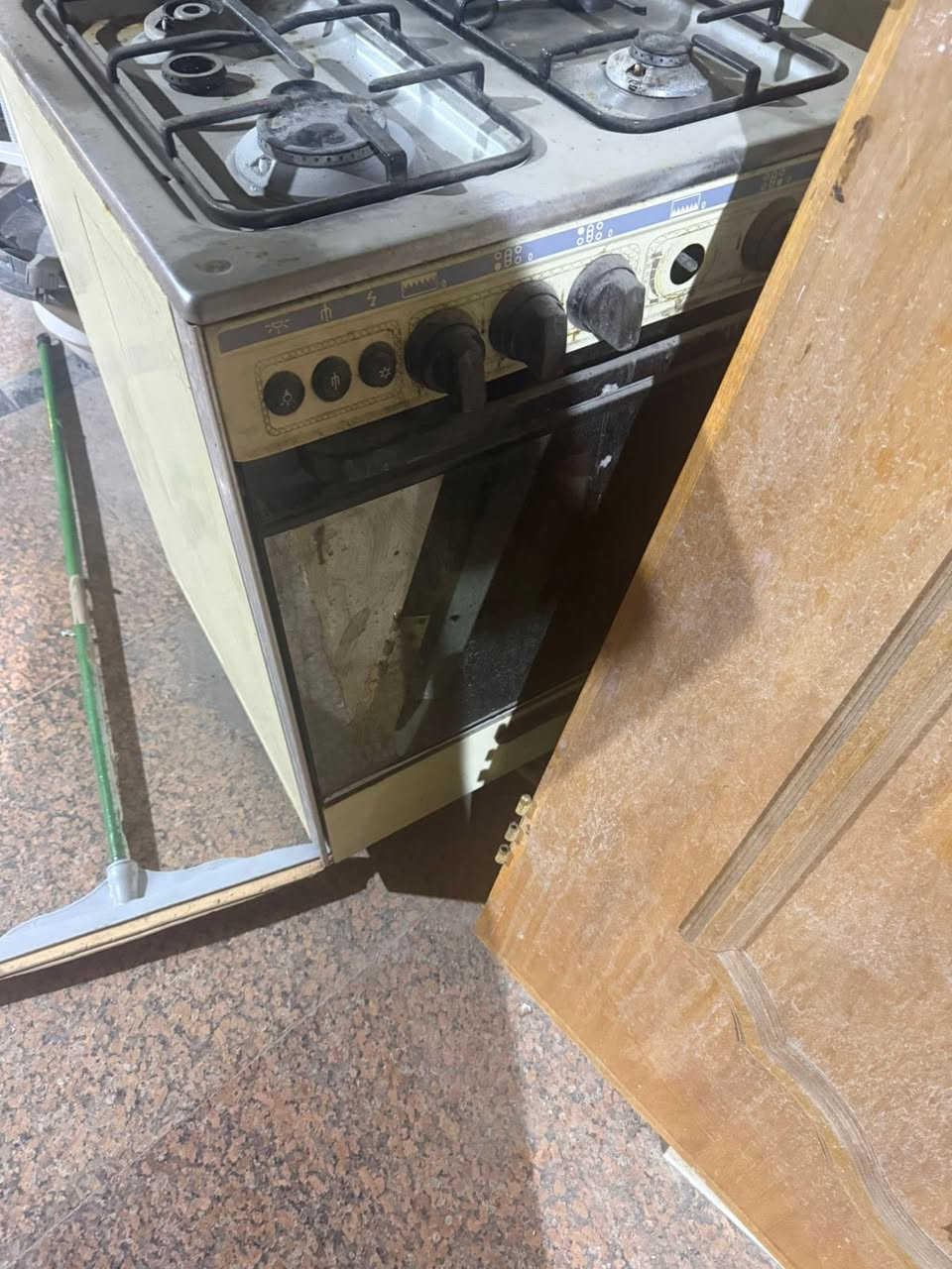 بيبان تفصال مو سوكاوي 
عرض متر ورتفاع متر ٨٠
الباب ١٠٠ وطباخ 175 
الطباخ  جديده كلش بس بيه اتراب 
٤ بوب واحد المنيوم
العنوان العشار


**إذا كنت صاحب هذا الإعلان وتريد حذفه لأي سبب، رجاءا أرسل رسالة إلى الدعم الفني**