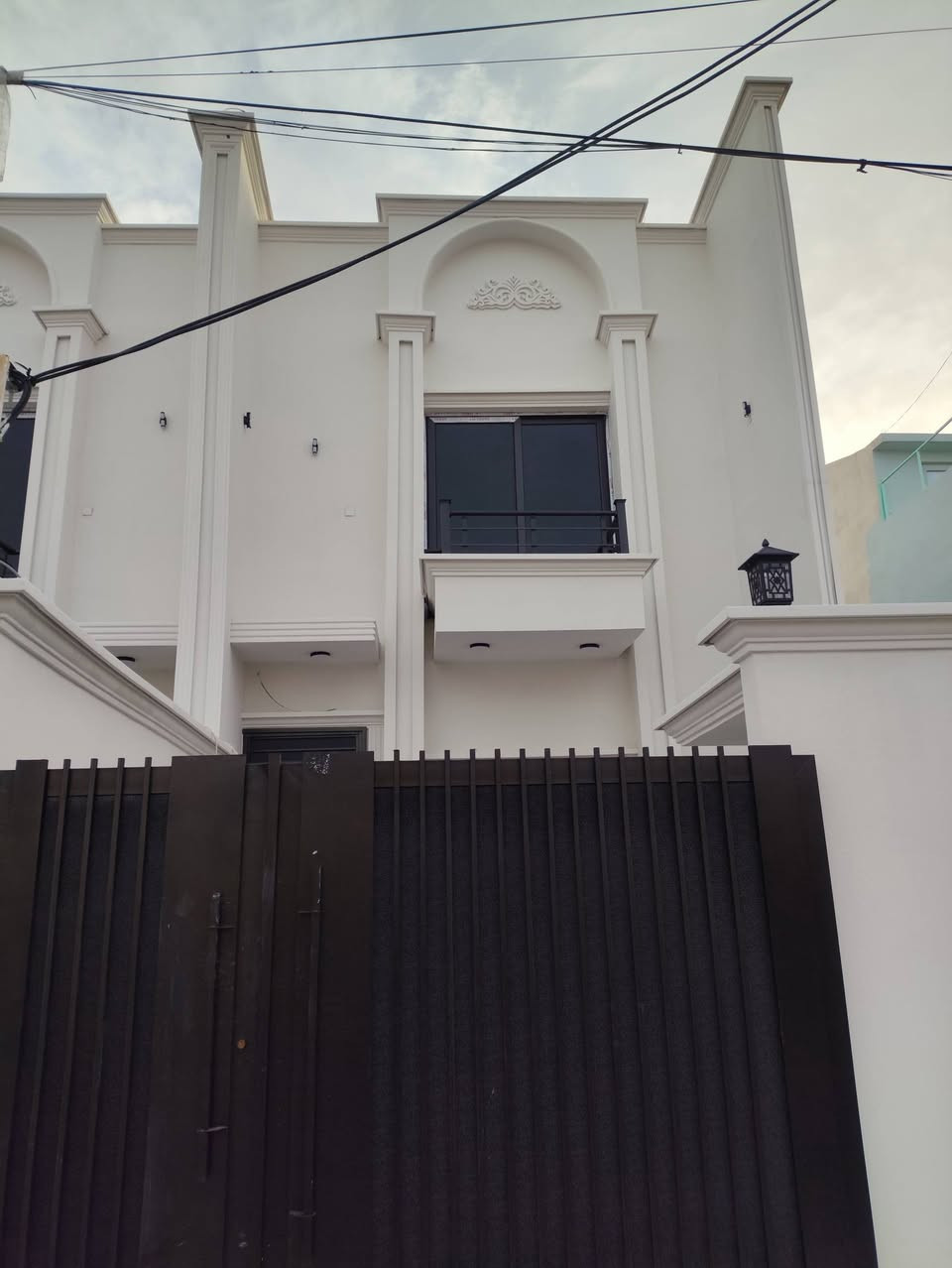 #دار_لــلــبــيــع_ الموقع حي العسكري قرب ثانوية نازلي للبنات 
#طابو_ملك صرف 🔥🔥🔥
—————————————
المساحه  100متر  -الواجهة  5 متر 

_________________

-يحتوي على 
الطابق الأرضي :غرف نوم   واستقبال وهول  مطبخ   وصحيات مع صحيات خارجي مع كراج سياره
الطابق العلوي  : غرف نوم 1هول صحيات سطح 

السعر 120 مع المجال 

للاستفسار الاتصال *********** ✅ 

او مراجعة مكتب القاسمي للعقارفرع2 عنوان المكتب حي العسكري قرب جامع المعراج
