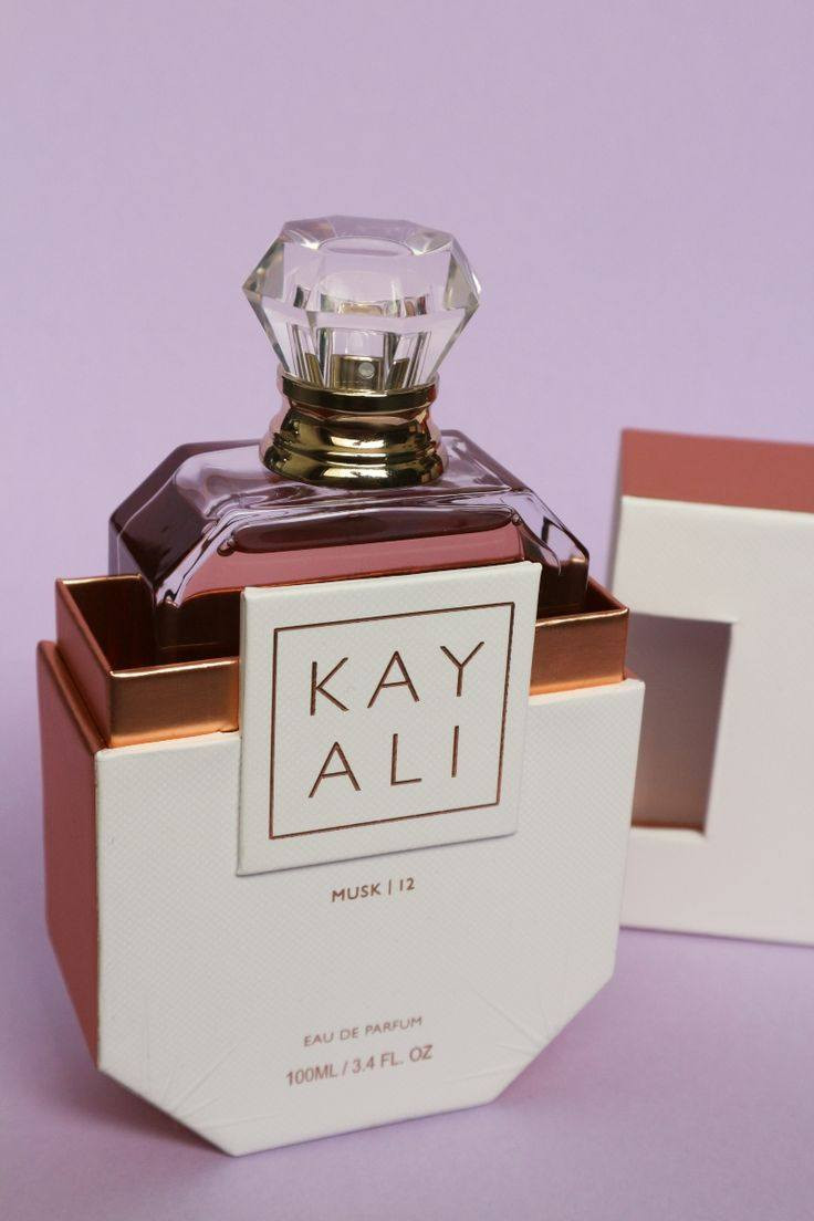يتوفر الاصلي والتعباه
عطر كيالي مسك 12 (Kayali Musk | 12) هو تعريف "الأناقة الهادئة". إذا كان "عود كازم" يمثل الصخب والجرأة، فإن مسك 12 يمثل النعومة والنظافة والرقي الذي لا يغيب.
إليك وصف بيعي احترافي:
كيالي مسك 12: عطر الأنوثة الناعمة والنظافة
عطر Musk | 12 هو لمسة من الدفء والجاذبية الهادئة. صُمم ليكون عطراً قريباً من الجلد، يمنحك شعوراً بالنظافة الفائقة والراحة، وكأنه "عانق" طبيعي لبشرتك.
ما الذي يجعل مسك 12 فريداً؟
 * رائحة "سكن سينت" (Skin Scent): رائحة مخملية تمتزج مع كيمياء جسمك لتنتج عطراً خاصاً بكِ وحدك.
 * مزيج ساحر من النوتات: يجمع بين المسك الأبيض الفاخر، خشب الصندل، ولمسة رقيقة من زهرة اللوتس والياسمين.
 * السر في الفانيليا: وجود الفانيليا في القاعدة يعطيه حلاوة خفيفة غير مزعجة، مما يجعله عطراً "ناعماً ومغرياً" في آن واحد.
 * ملك الدمج (Layering): هو العطر الأشهر لدى "كيالي" الذي يستخدم كأساس فوق أي عطر آخر ليمنحه لمسة من النعومة والثبات.
الهرم العطري:
 * الافتتاحية: لوتس، ياسمين.
 * القلب: مسك، فريزيا.
 * القاعدة: فانيليا، خشب الصندل.
> نصيحة للبيع: سوّقي لهذا العطر على أنه "عطر العروس" أو "عطر الصباح والعمل" بامتياز، لأنه رقيق ولا يسبب إزعاجاً للمحيطين، بل يجذبهم بهدوء.
#العطور #عطور #عطر @إشارة


**إذا كنت صاحب هذا الإعلان وتريد حذفه لأي سبب، رجاءا أرسل رسالة إلى الدعم الفني**