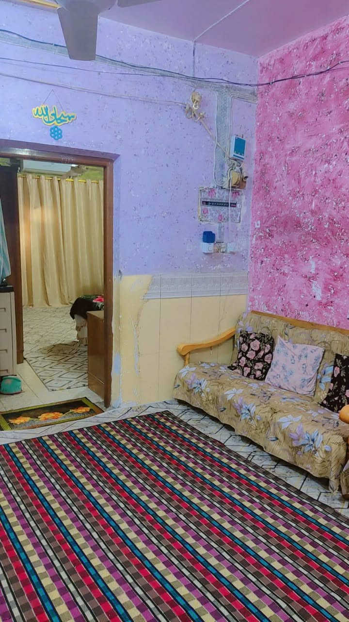 السلام عليكم 
بيت للبيع في حي التأميم الأولى طابقين والثالث بيتونة وسطح 200م موقع مميز على ساحة وخلف مدرسة الرواد البيت حاليآ مشتملين وتكدر ترجعة بيت واحد للأستفسار ***********
