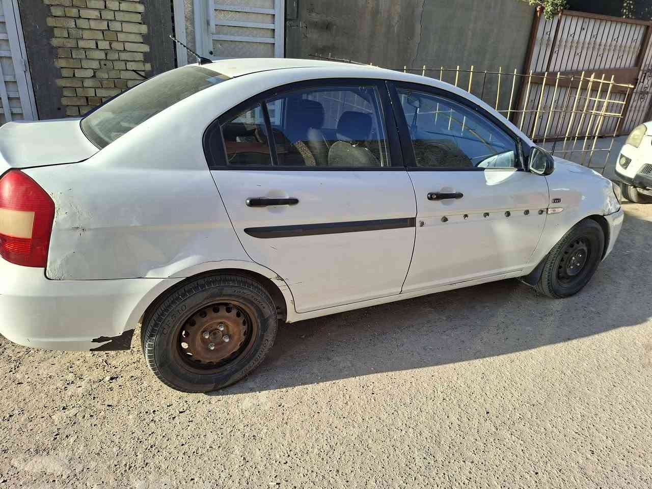 اسلام عليكم اكسنت مديل 2009 بدون اي صبغ بيهة طخات قليلة مثل ما بين بل صور السيارة مال بيت شوي مهمولة كير ومكينة جدد قبل ٥ اشهر بدلتهن بيدي تبريد شغال بس ياردة بوربرن .. محرك 1600 + عليهة غرامات 3 ونص مليون يبقن يم المشتري وكت التحويل ينطيناهة وحول السيارة بختصار يعني يبقة دين مي المشتري ٢٣ ورقة 
سعرهة 75 قفل
مكاني بغداد العبيدي
رقمي ***********
