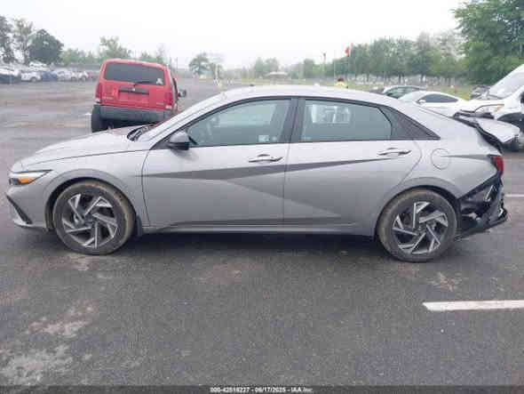 2025 HYUNDAI ELANTRA SEL SPORT
اللون/سلفر
/عداد المسافة   1,078 mi
المحرك :2.0L I-4 DI, 
القيادة :تعمل وتسير 
 المفتاح  :  موجود 
الحادث : كما موضح في الصور
تاريخ المزاد :15/12/2025 الساعة 4:30م
شراء و شحن السيارات من كافة المزادات الامريكية و الكندية الى العراق و الاردن و الامارات بأنسب الاسعار و اسرع الاوقات  كما توفر لكم الشركة في مقرها بالاردن صيانة السيارات باسعار مناسبة  ثم شحنها وتخليصها  الى كافة المحافظات االعراقية وكردستان  ومع ضمان لكم سرعة الانجاز بالطرق  القانونية وبناقلات عراقية كما توفر لكم الشركة خدمة بيع سياراتكم في معرضها الكاىن بالزرقاء بالمنطقة الحرة لمن يرغب  بدلك لمزيد من المعلومات يرجى زيارة مكتبنا الكائن في بغداد -صليخ_شارع ل٦٠٠/شارع التفاحه / (مكتب الرحمن )  او الاتصال على الرقم 
 ***********
ومقرنا بالاردن -المنطقة الزرقاء المنطقة الحره/شارع ١٧ (شركة قمر المدينه)
عمان: 009647708710458
