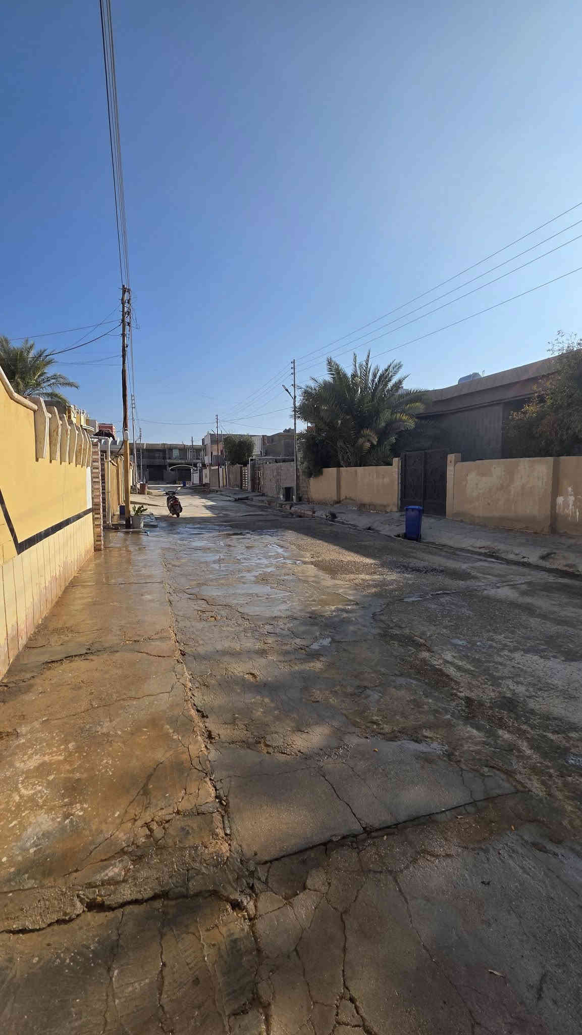 بسم الله إعلان بيت للبيع يعتبر قطعه ارض ال٥كيلو قرب جامع التقوى الفرع الي مقابيل الحديقه مباشر المساحه ٤٦٠متر كل قطعه ٢٣٠ متر طابو صرف تحويل مباشر علمآ البيت مؤجر ٣٠٠  البيت صاير ب الأسواق كلشي قريب منه أستفسار أكثر ***********
