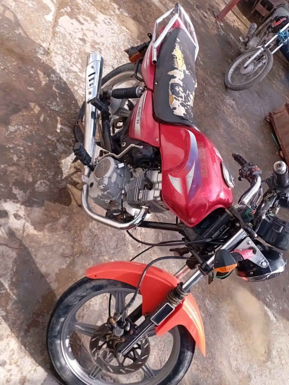 السلام عليكم مرخصه الادمن دراجه دايون عضم شاصي15
غراضها 20 اوراق اصولي 7 لون احمر مكينه مبدل بيها بس عصافير دراجه خير من الله سعر 650وبيها مجال للشراي مو شراي لتعبني مكاني كربلاء رقم*********** مامتواجد فيس
