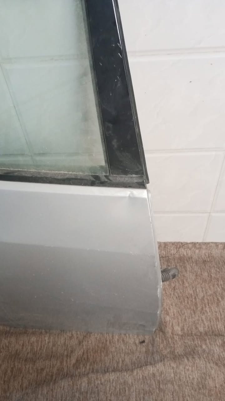 باب خلفي عكس السايق سنفري شركه مقفل كامل السعر 100للاستفسار ***********
